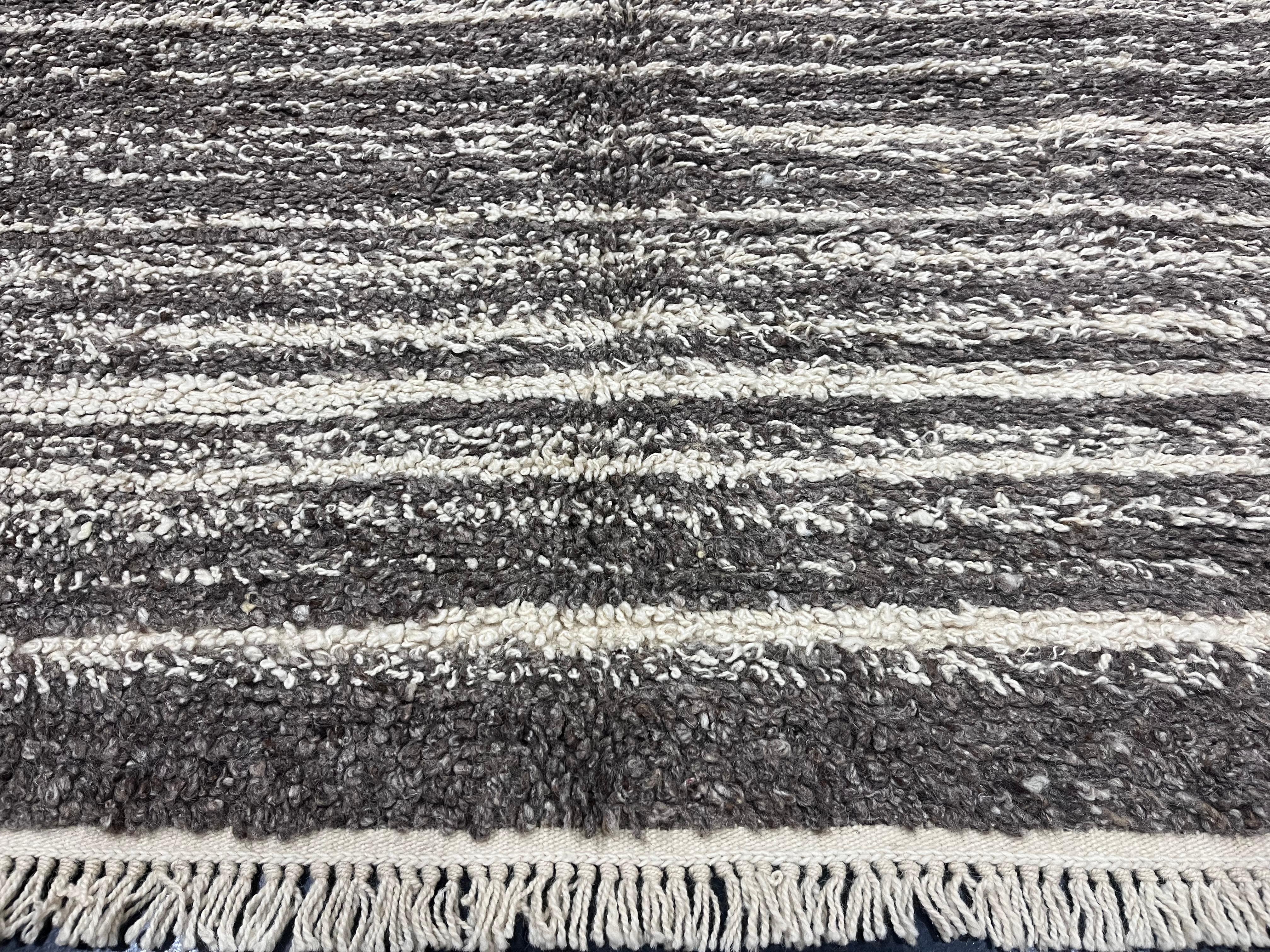 Fine Vintage Moroccan Wool Rug 5’5” x 8’2” In Good Condition For Sale In New York, NY