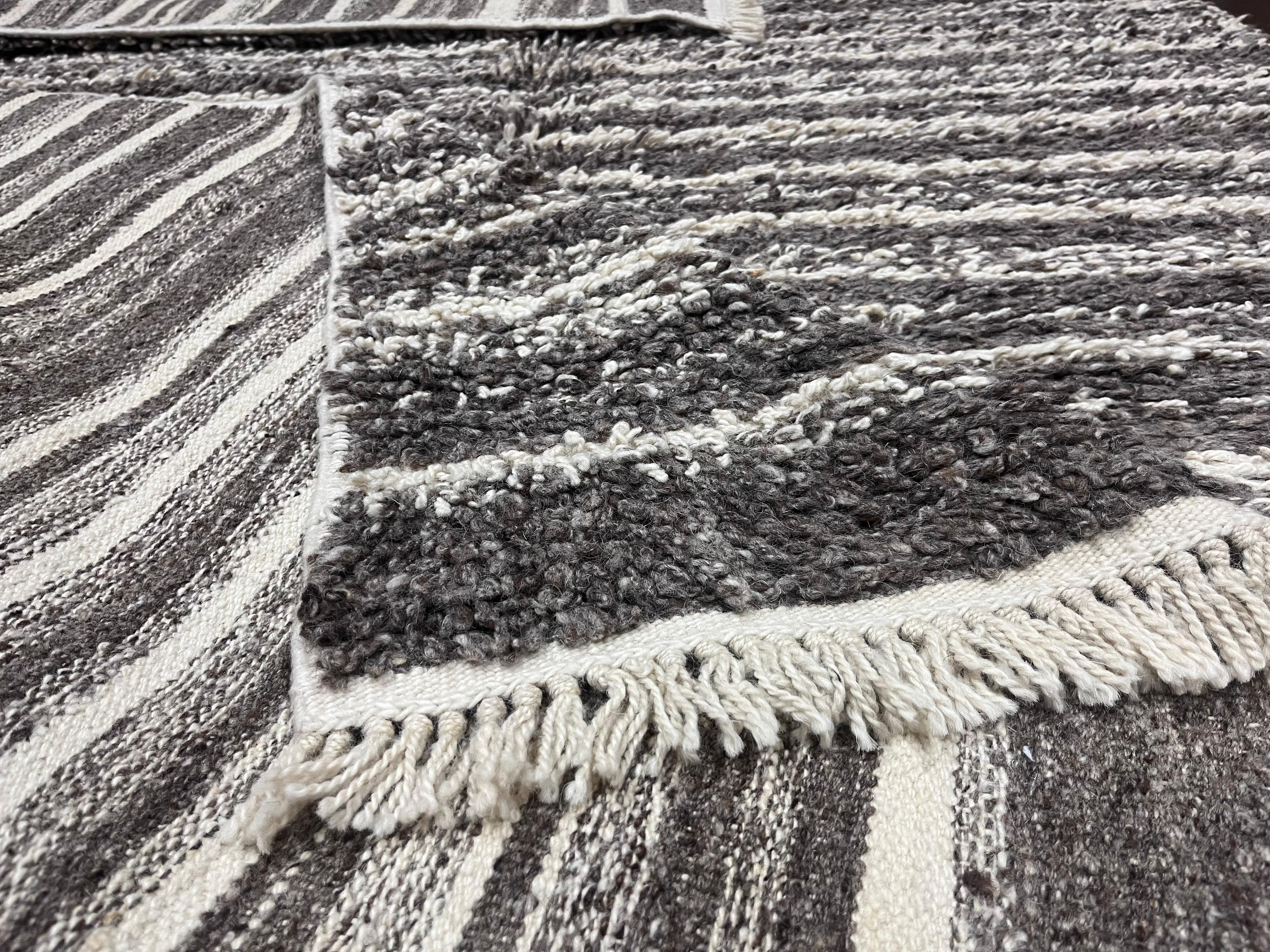 Fine Vintage Moroccan Wool Rug 5’5” x 8’2” For Sale 1