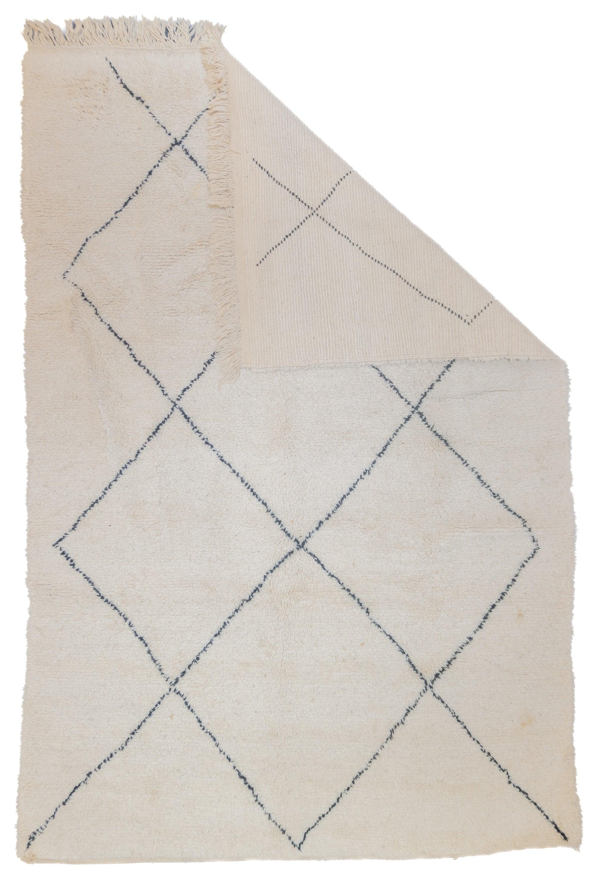 Fina alfombra vintage marroquí de lana 5'8'' x 8'6''. Comprende tanto las alfombras bereberes nómadas de las montañas del Atlas, con montones muy gruesos, nudos toscos y paletas limitadas, como las alfombras más coloridas, de gruesas a moderadas,