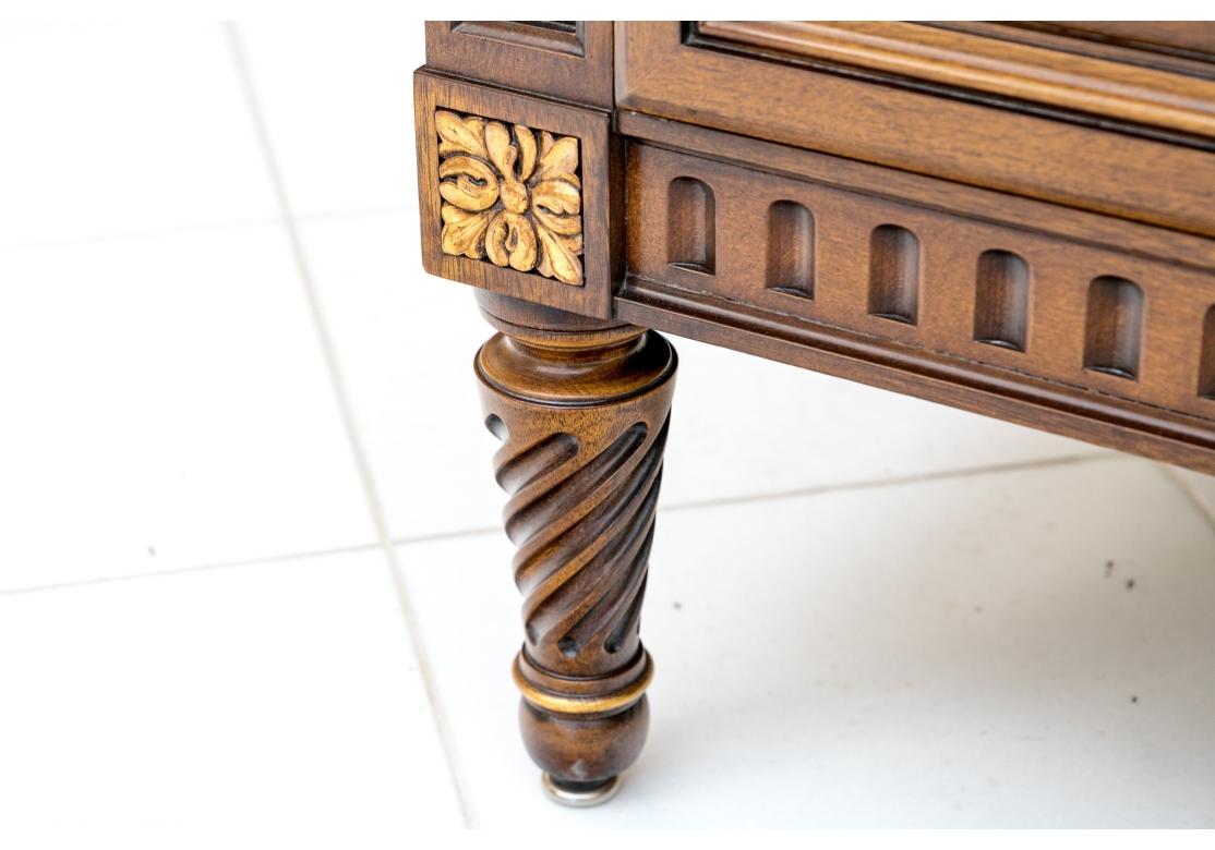 Belle commode néoclassique vintage avec dessus en marbre par Karges en vente 2