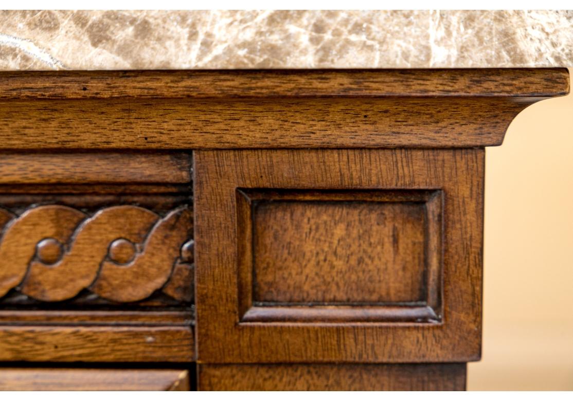 Sculpté Belle commode néoclassique vintage avec dessus en marbre par Karges en vente