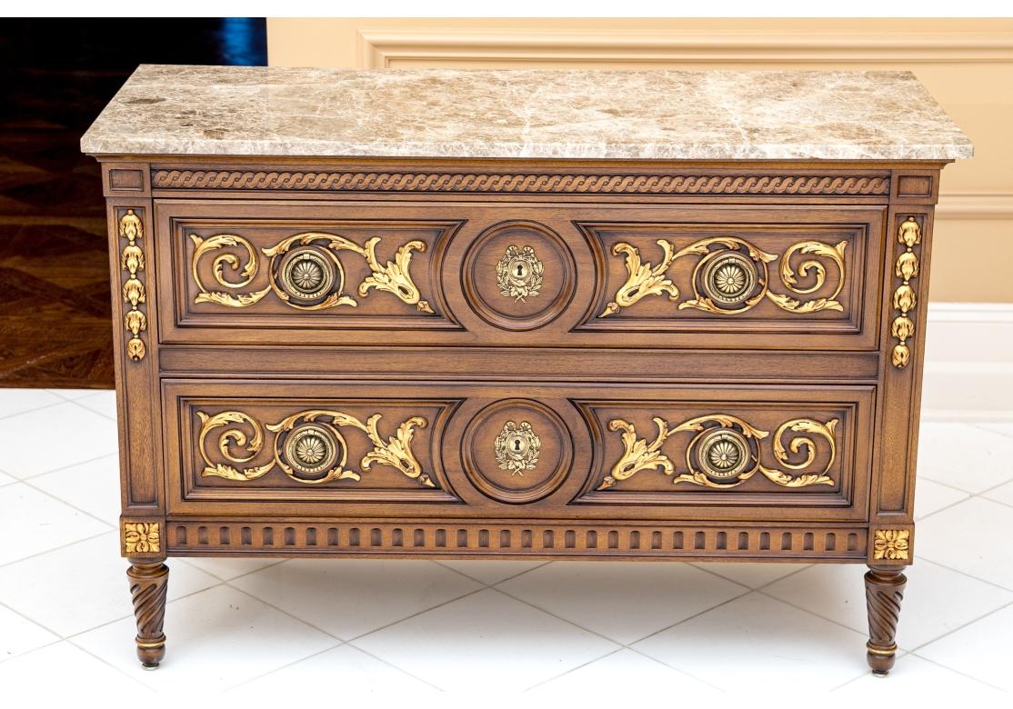 Laiton Belle commode néoclassique vintage avec dessus en marbre par Karges en vente