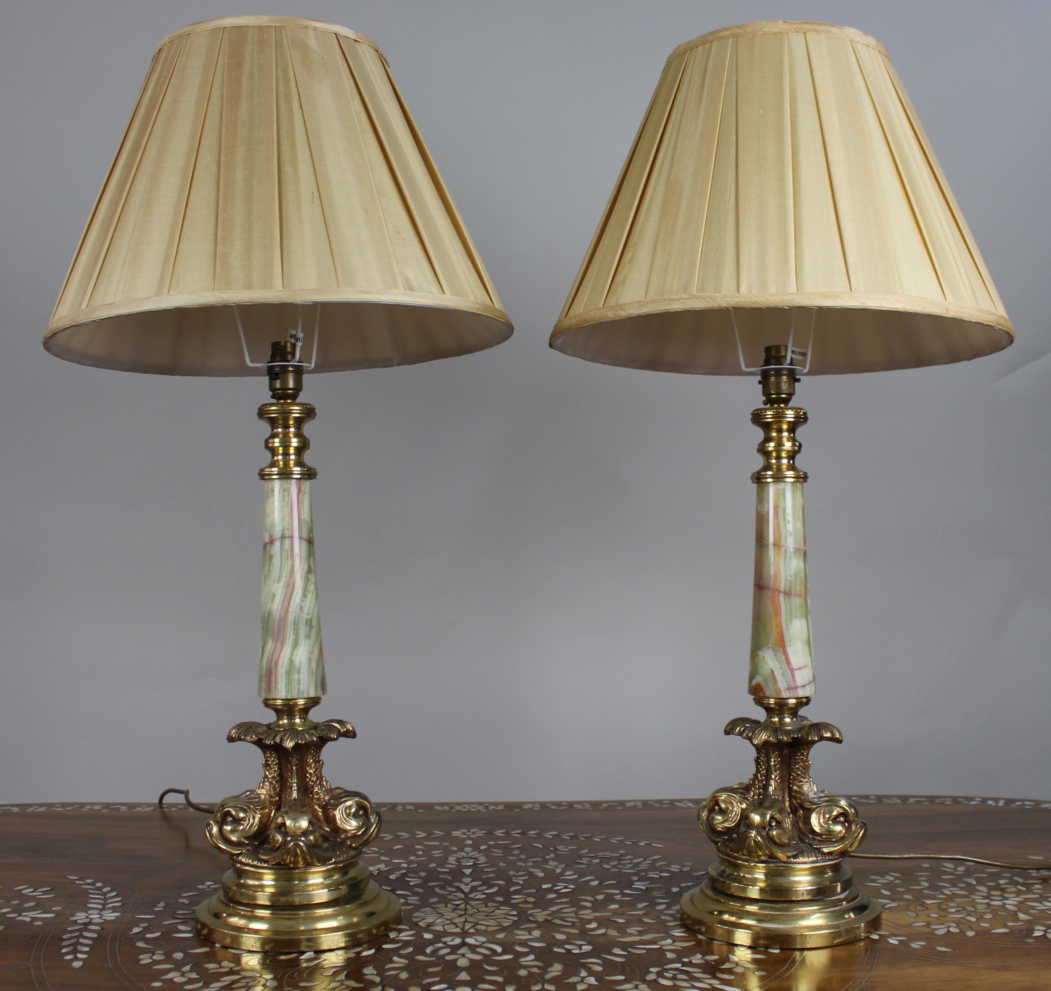 Raffinata coppia di lampade da tavolo in stile impero francese Vintage By



Una bella coppia di lampade da tavolo in stile Impero francese, ciascuna con una base in ottone dorato o ormolu con decorazioni a delfino e acanto, che si innalza su una