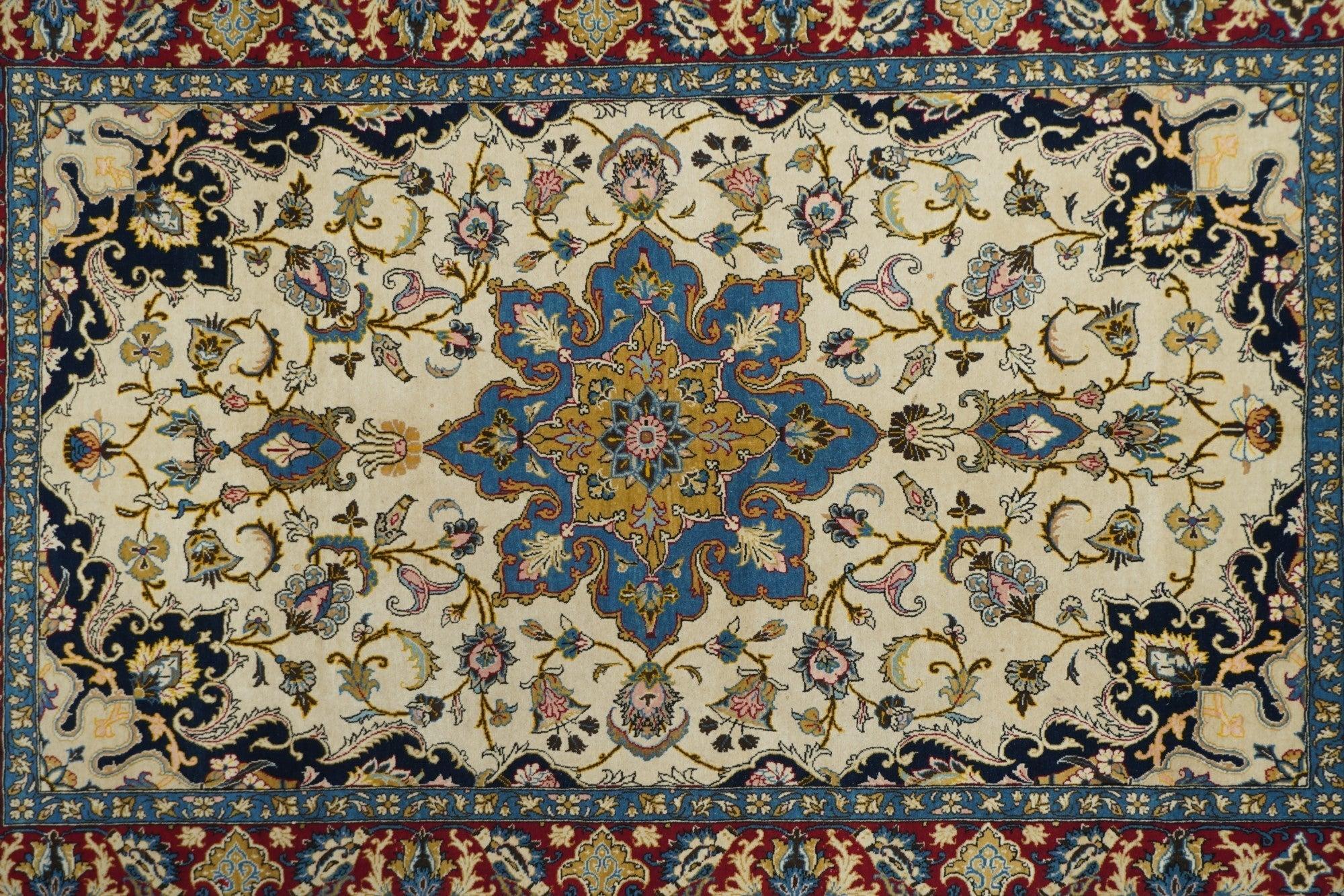 Fine Vintage Persian Isfahan Rug 4'8'' x 7'4'' In Excellent Condition For Sale In New York, NY