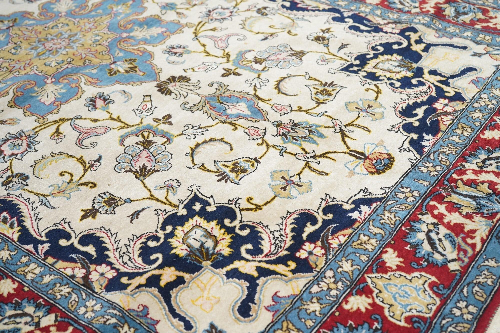 Fine Vintage Persian Isfahan Rug 4'8'' x 7'4'' For Sale 2