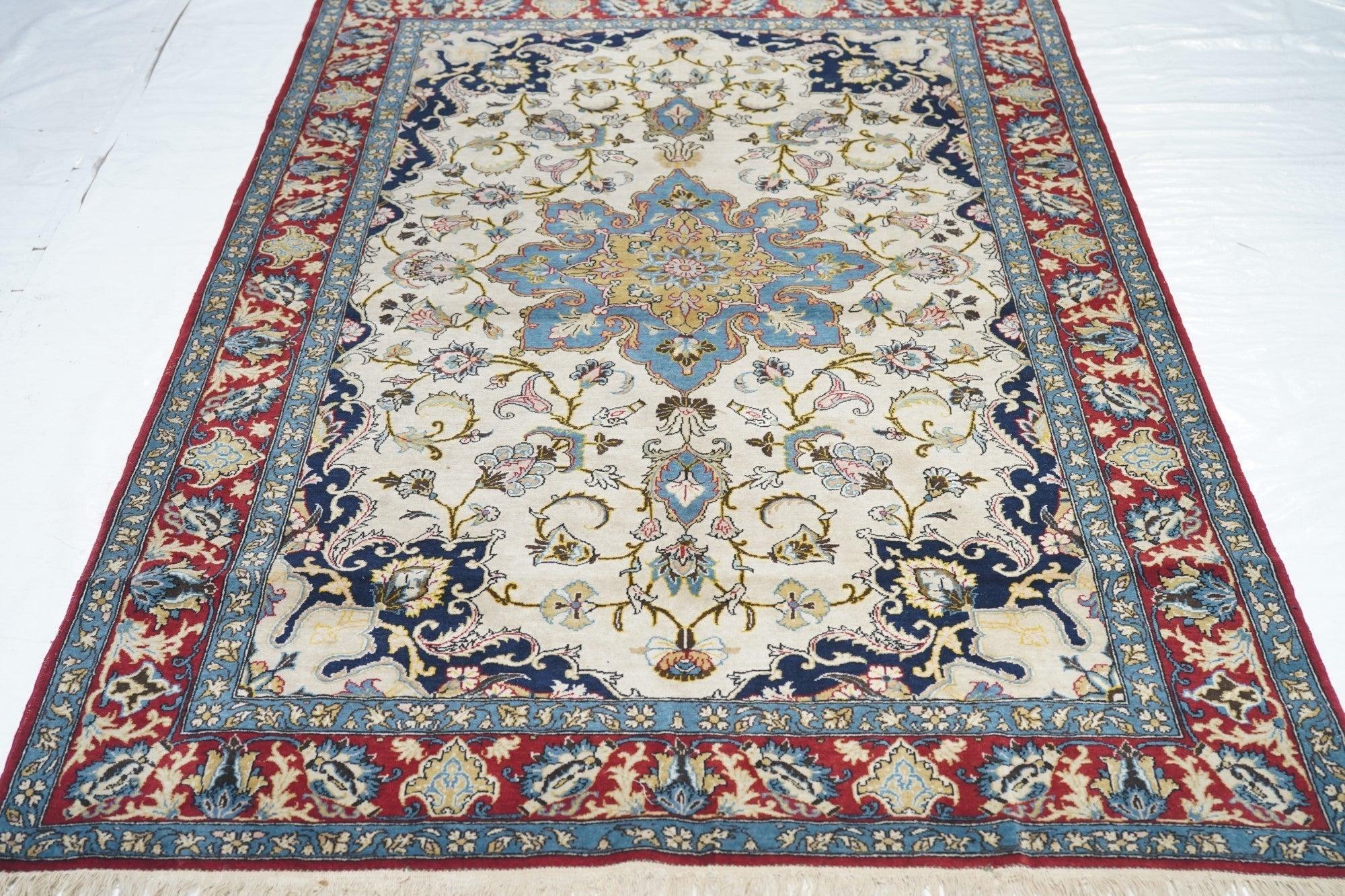 Fine Vintage Persian Isfahan Rug 4'8'' x 7'4'' For Sale 3
