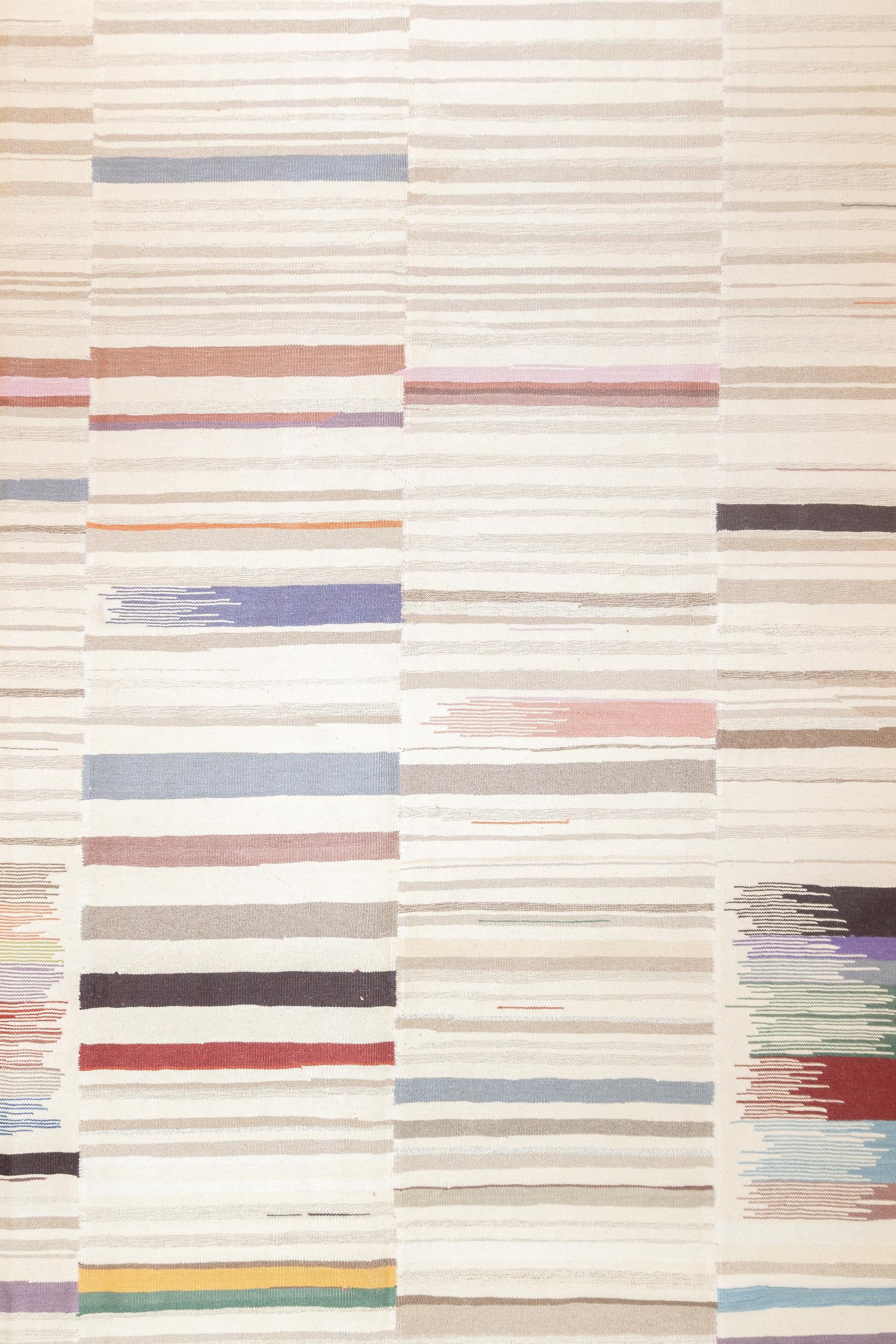 Fine Vintage Scandinavian Kilim Rug 8'4'' x 12'2'' In Excellent Condition For Sale In New York, NY