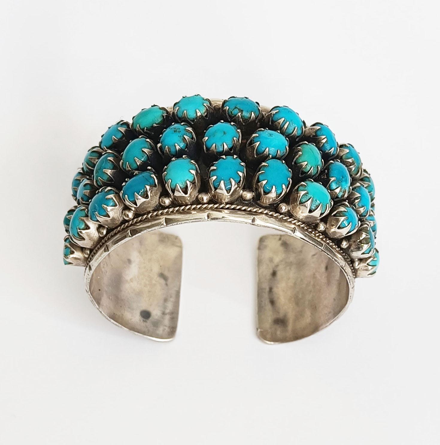 Fine Indian Vintage silver Turquoise Cuff bracelet ethnographic tribal jewellery

A vintage silver Cuff bracelet with multiple Turquoise cabochons

High grade silver  
