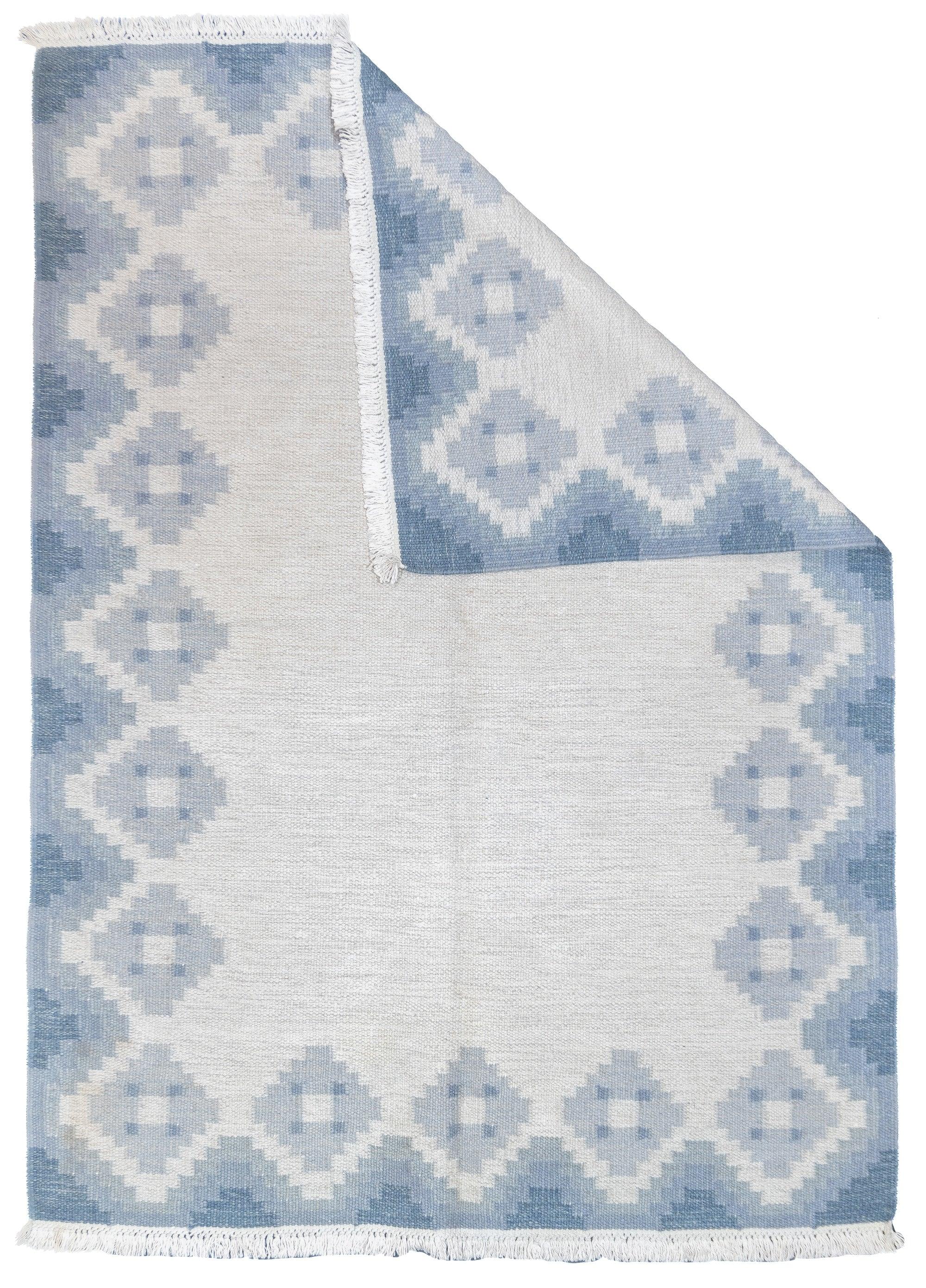 Fina Alfombra Kilim Sueca Vintage 4'1'' x 5'8''. Una técnica más que un tipo de alfombra. La técnica es: tapiz de hendidura, trama compartida por urdimbre, entrelazado de trama simple o doble. También se refiere a las bandas de tejido liso en los