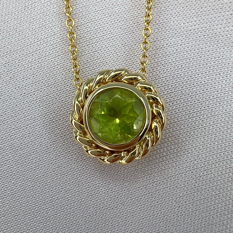 Fine Vintage Tiffany & Co. Round Cut Peridot 18k Yellow Gold Pendant Necklace In Good Condition For Sale In Birmingham, GB