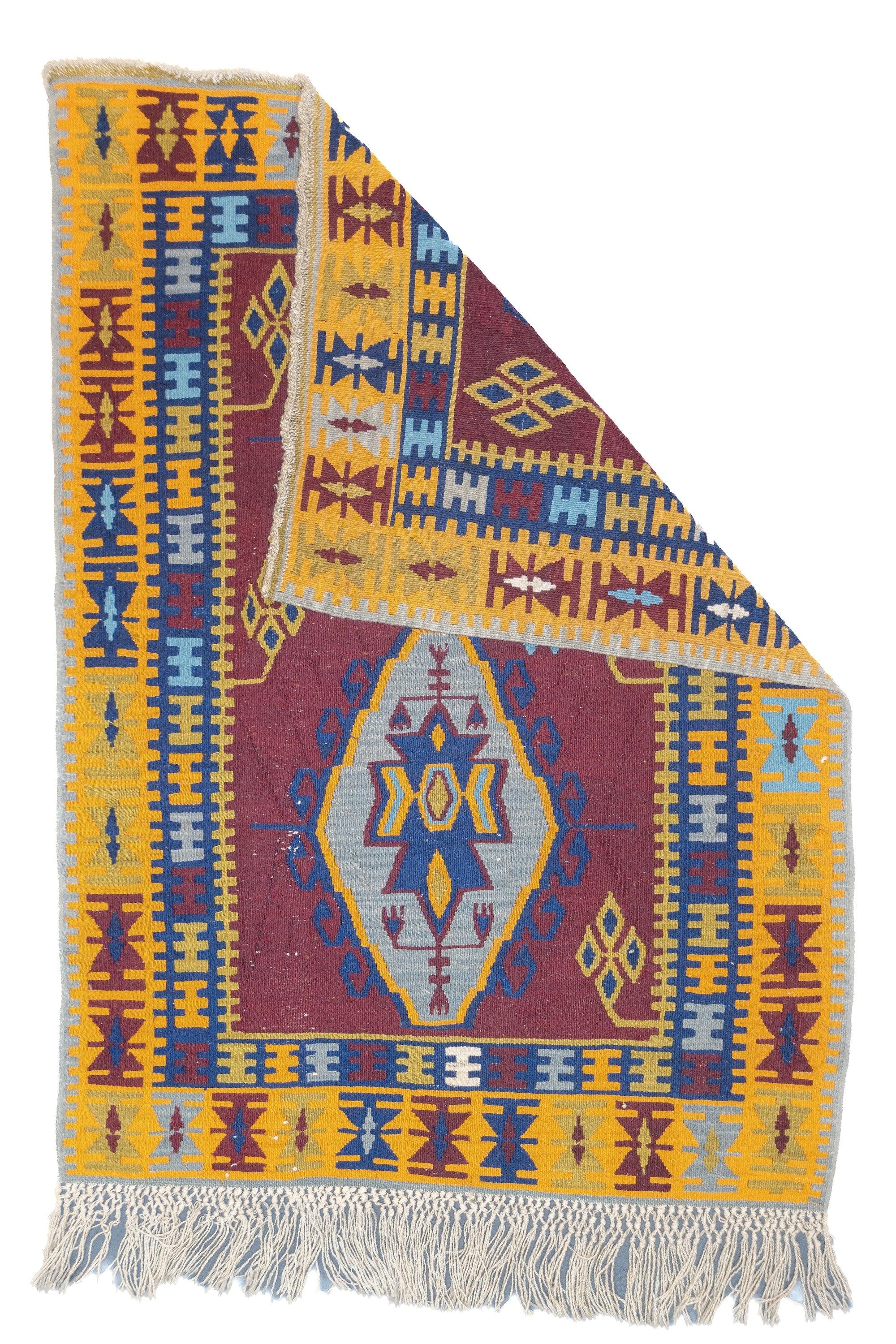 Fina alfombra vintage turca de lana Kilim de Anatolia de 3'6'' x 4'10''. Una técnica más que un tipo de alfombra. La técnica es: tapiz de hendidura, trama compartida por urdimbre, entrelazado de trama simple o doble. También se refiere a las bandas