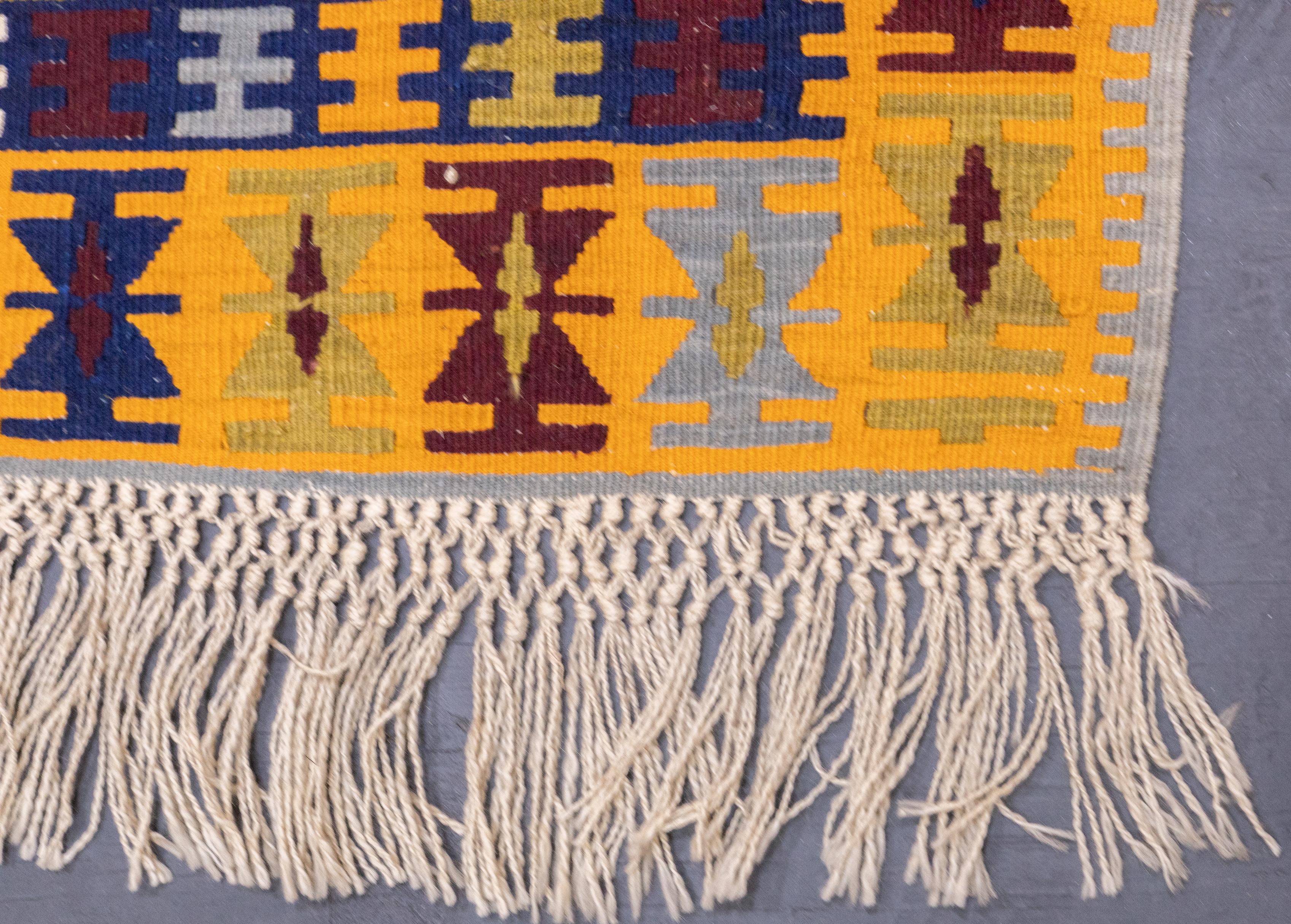 Fina Alfombra de Lana Kilim Turca Vintage de Anatolia 3'6'' x 4'10'' en Bueno estado para la venta en New York, NY