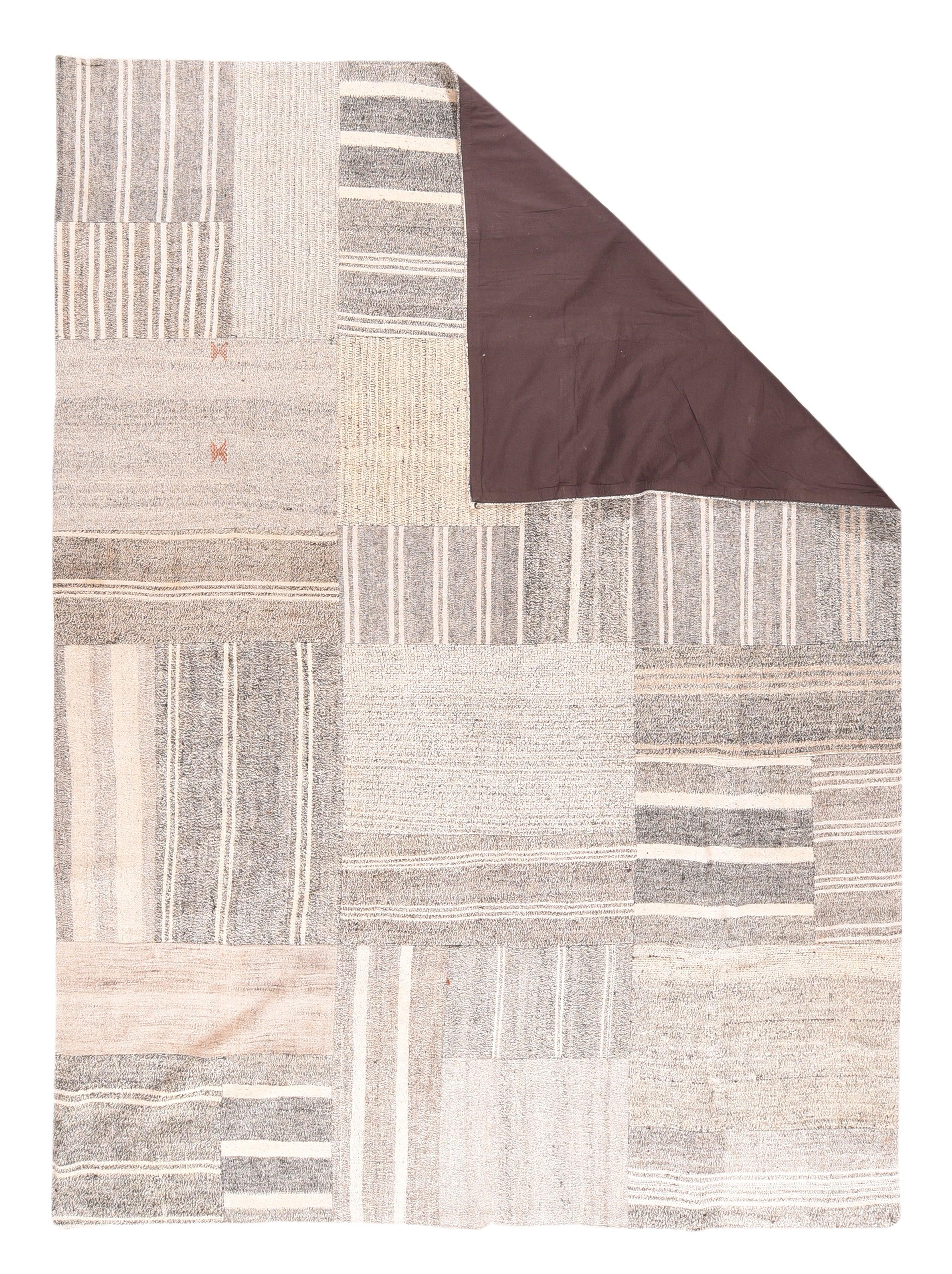 Fine Vintage Türkisch Flachgewebe Wolle Teppich 7'6'' x 10'3''. Diese im Wesentlichen drei-mal-vier große Collage aus aufrechten und faul gestreiften Quadraten in gebrochenem Weiß, Stroh, Hellbraun, Mittelbraun und Hellbraun ist rundum randlos.
