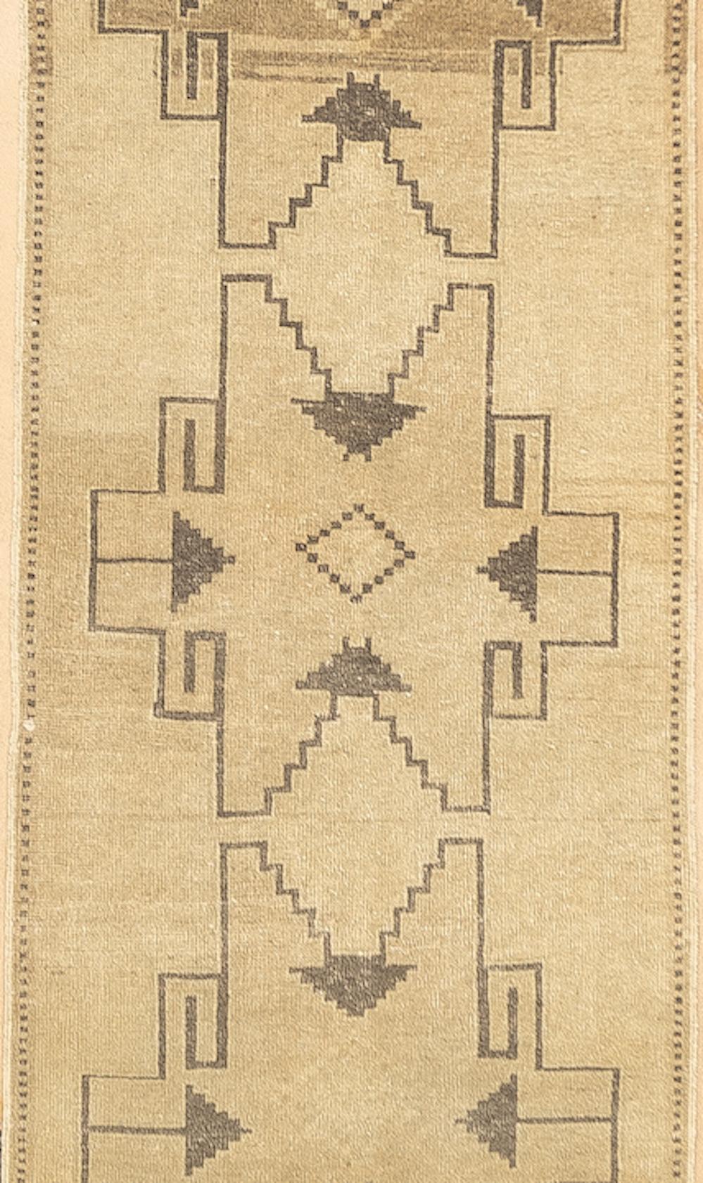 Tappeto lungo Oushak turco d'epoca 2'10'' x 12'7''. Townes nell'Anatolia occidentale, tessono per lo più tessuti per stanze, a trama da grossa a moderata, a pelo alto. I pezzi d'antiquariato sono tutti di lana, passati alle fondamenta in cotone