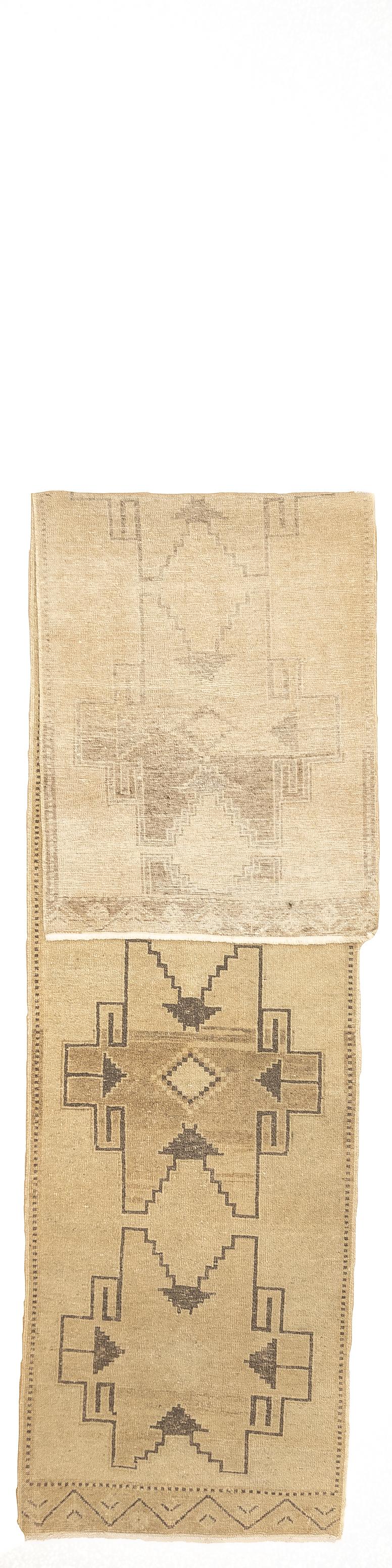 Feiner türkischer Vintage Oushak Long Rug 2'10'' x 12'7''. Townes in Westanatolien, webt hauptsächlich Zimmergrößen, in grober bis mittlerer Bindung, hoher Flor. Bei den Antiquitäten handelt es sich ausschließlich um Wolle, die in den 1920er Jahren