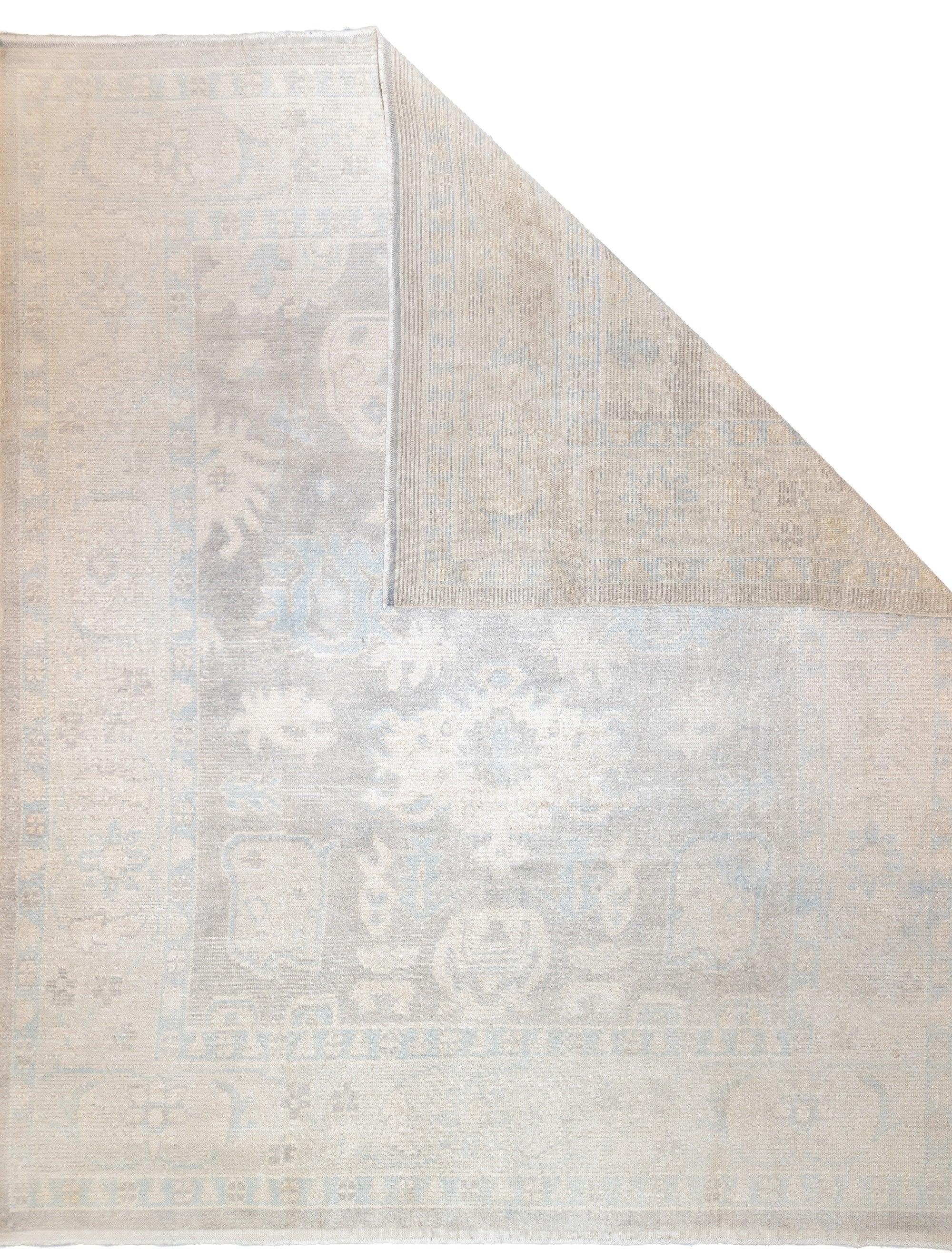Fina alfombra vintage turca de lana Oushak de 8'5'' x 10'5''. Comprende tanto las alfombras bereberes nómadas de las montañas del Atlas, con montones muy gruesos, nudos toscos y paletas limitadas, como las alfombras más coloridas, de gruesas a