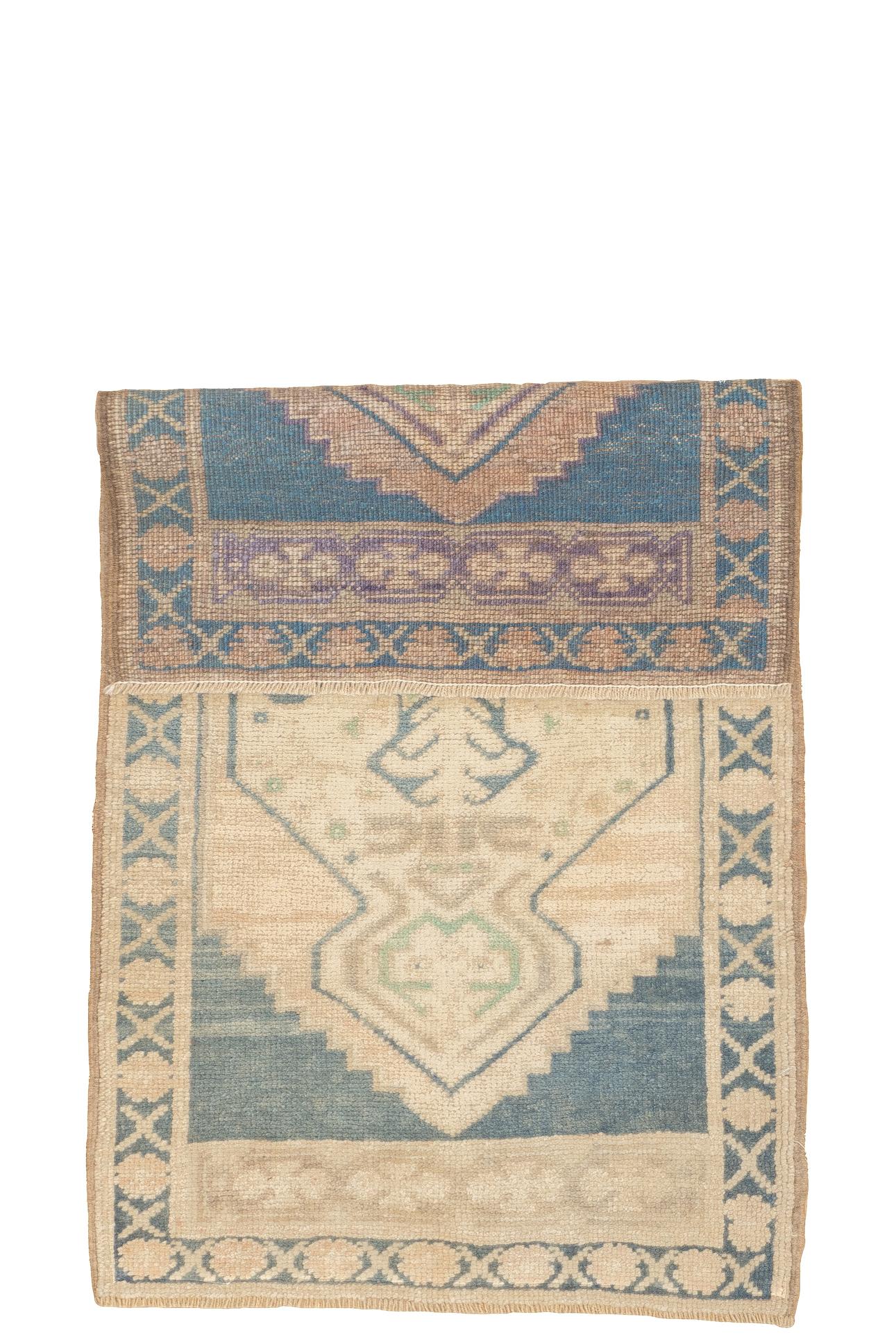 Fina alfombra vintage de lana turca 1'10'' x 3'4''. Las alfombras, esparteñas, corredoras, alfombras largas y sacos de las ciudades, pueblos y tribus de Anatolia, incluyendo: Oushak, Ghiordes, Kula, Ladik, Hereke, Konya, Melas, Bergama, Sivas,
