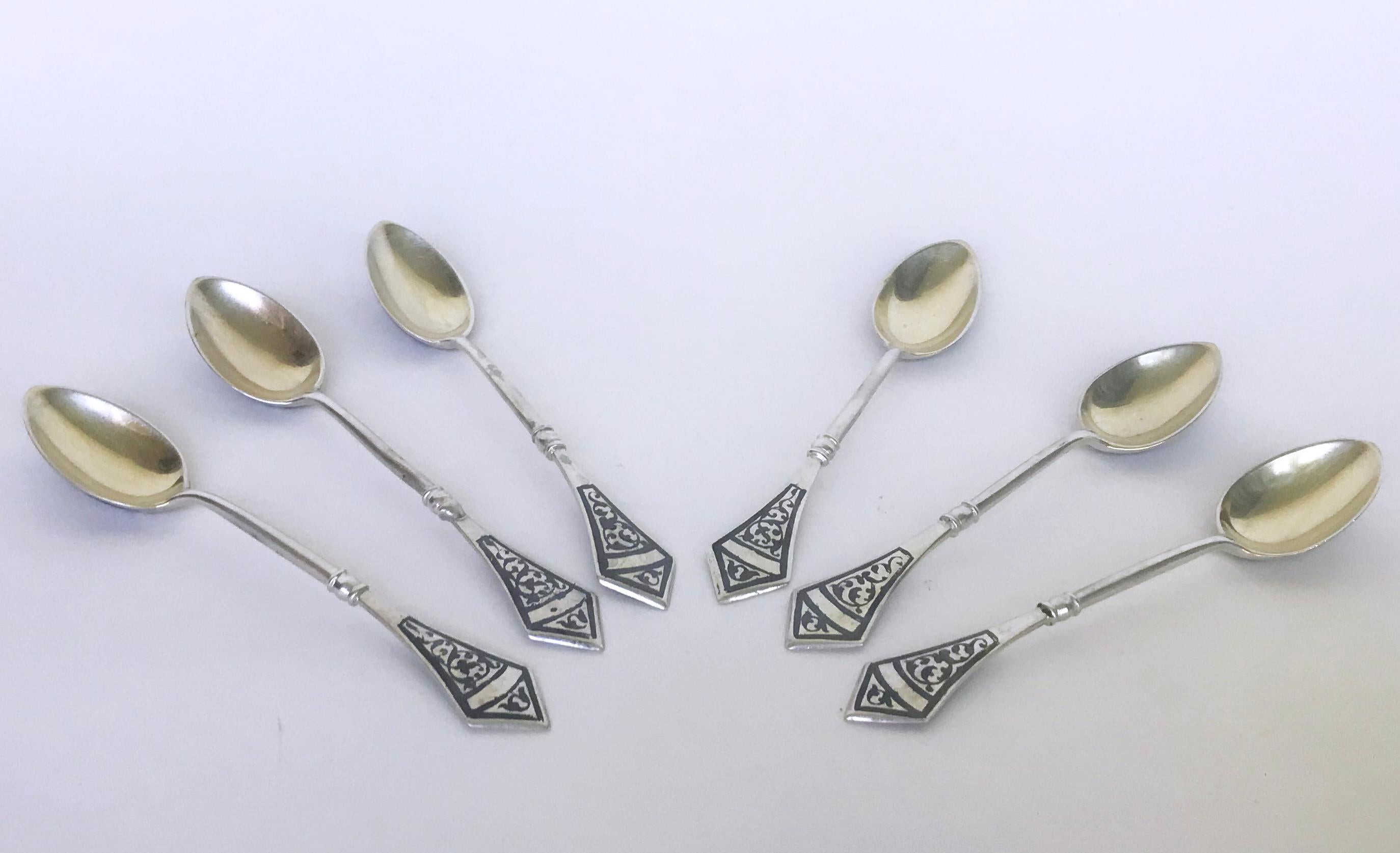 Ensemble unique de cuillères russes à niellage en argent sterling avec garniture en argent sterling Bon état - En vente à Los Angeles, CA