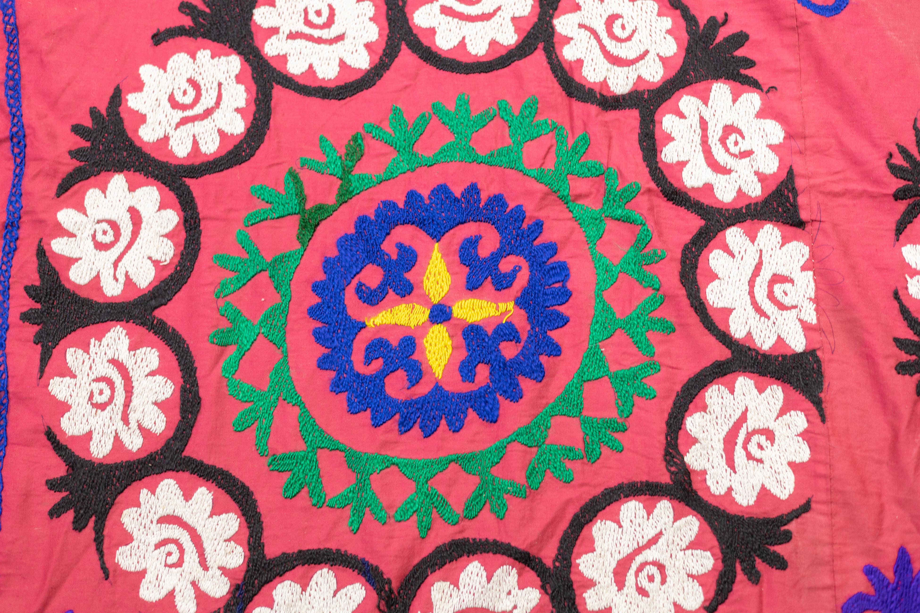Fina Alfombra Vintage Uzbeka Suzani Textil Anudada a Mano 7'4'' x 7'7'' en venta 5