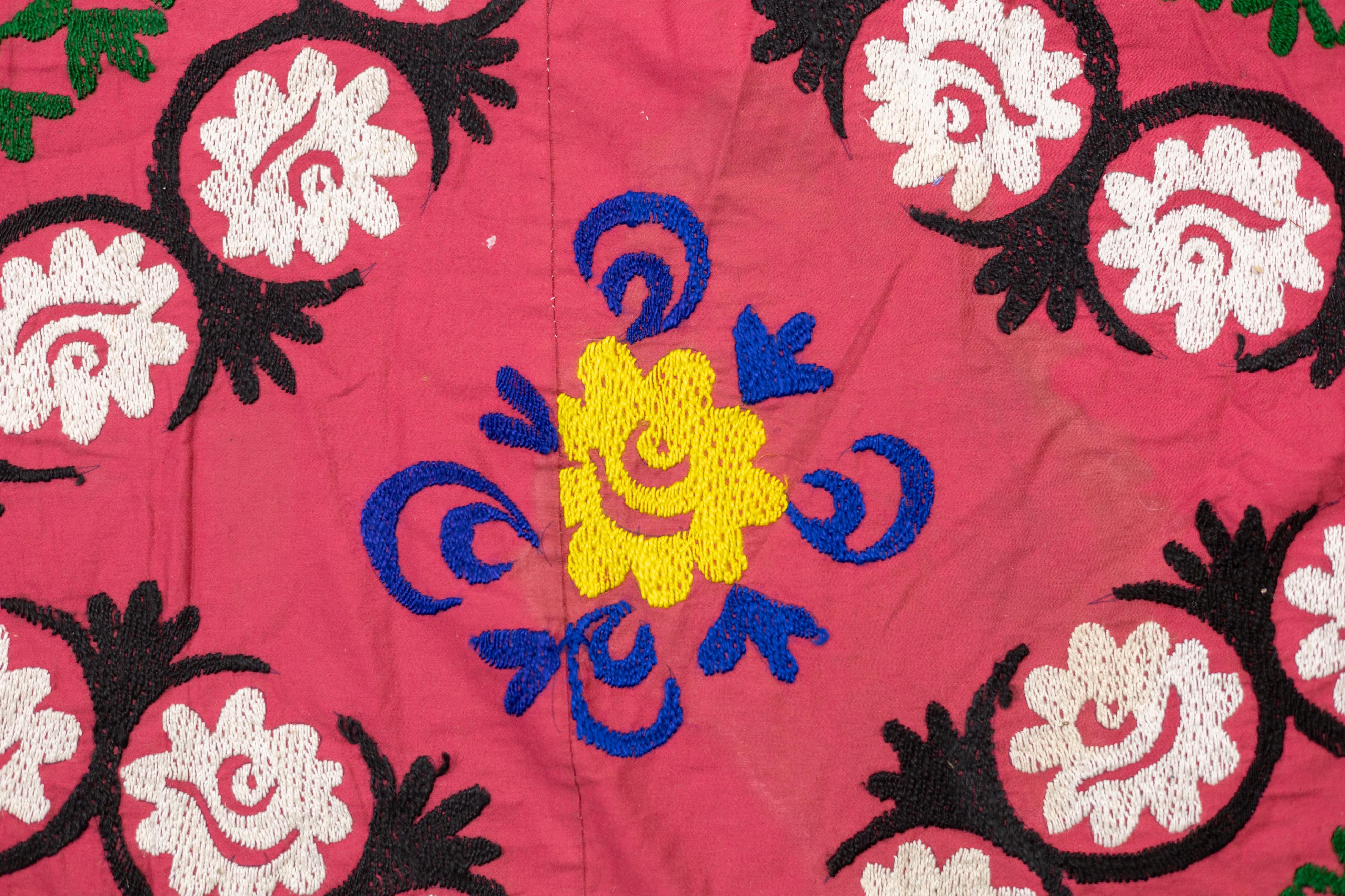 Fina Alfombra Vintage Uzbeka Suzani Textil Anudada a Mano 7'4'' x 7'7'' en venta 6