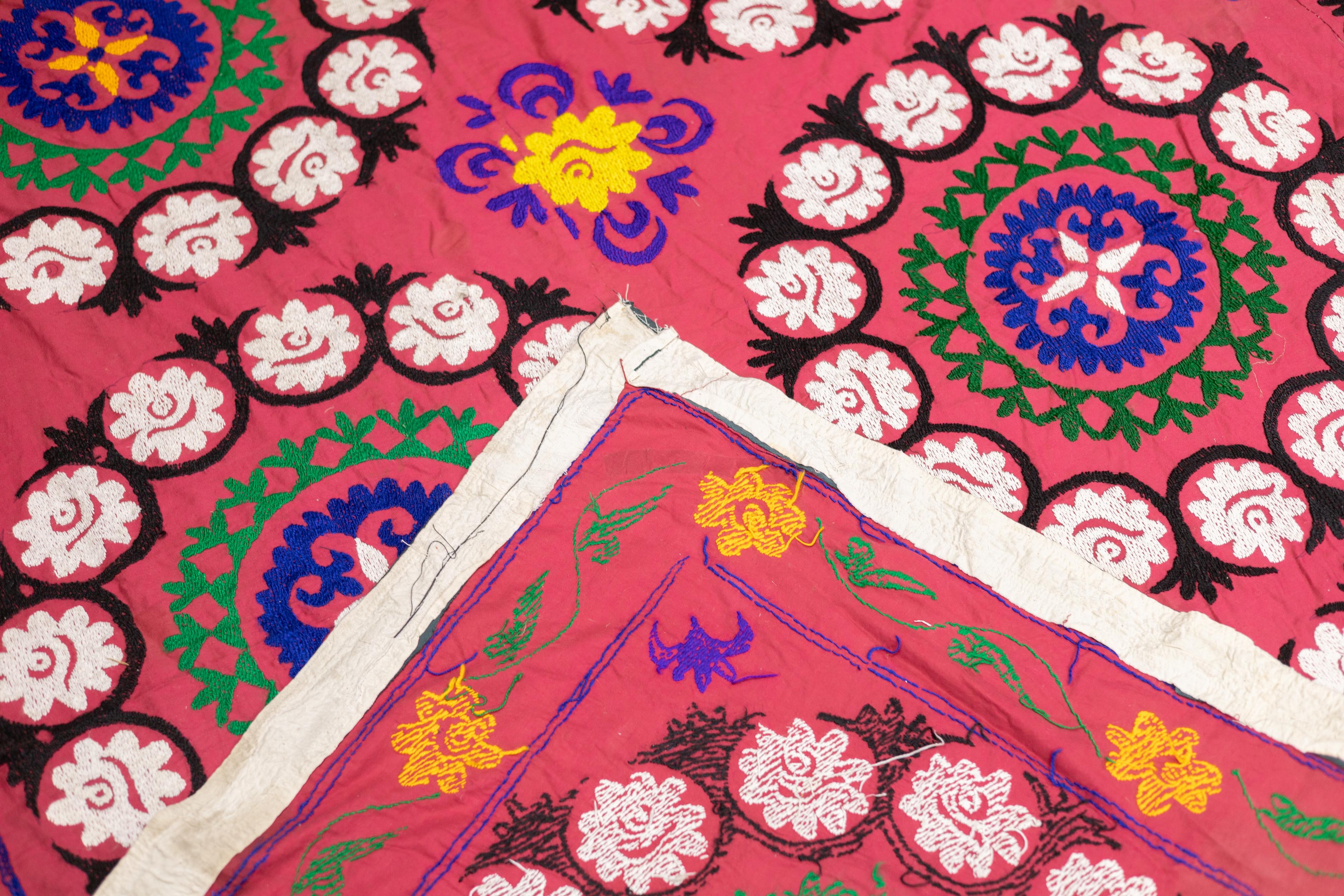 Fina Alfombra Vintage Uzbeka Suzani Textil Anudada a Mano 7'4'' x 7'7'' en Bueno estado para la venta en New York, NY