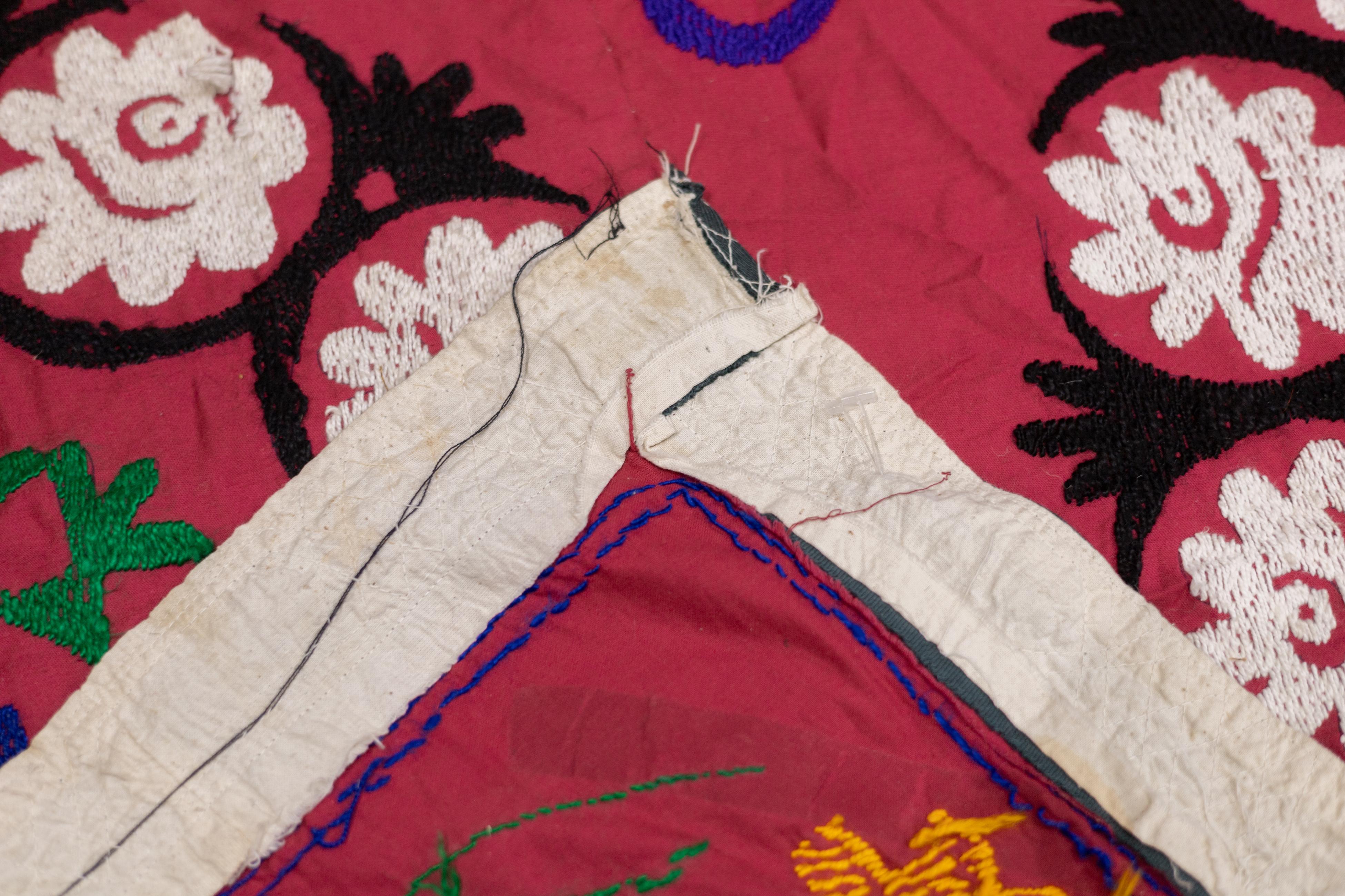 Fina Alfombra Vintage Uzbeka Suzani Textil Anudada a Mano 7'4'' x 7'7'' siglo XX en venta