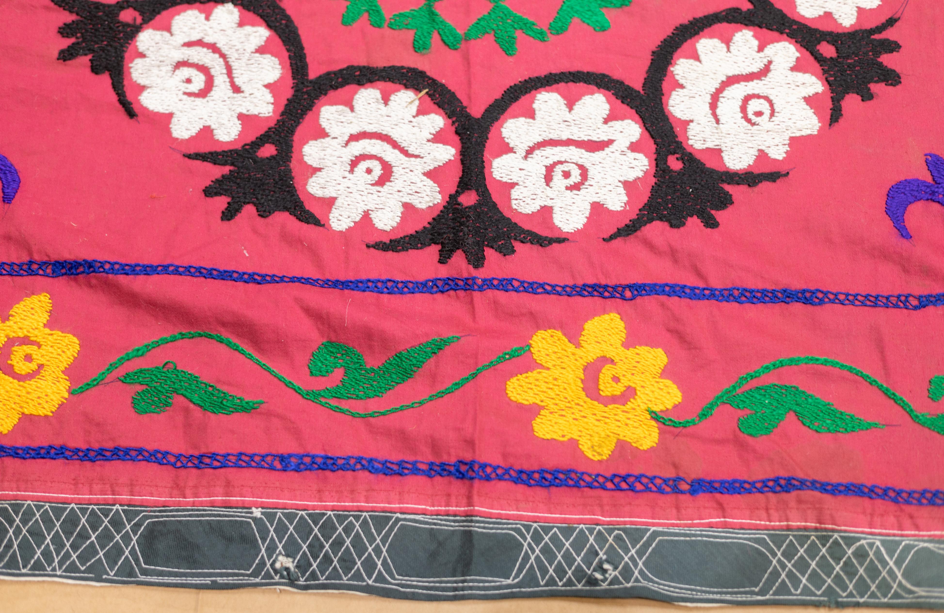 Fina Alfombra Vintage Uzbeka Suzani Textil Anudada a Mano 7'4'' x 7'7'' en venta 1