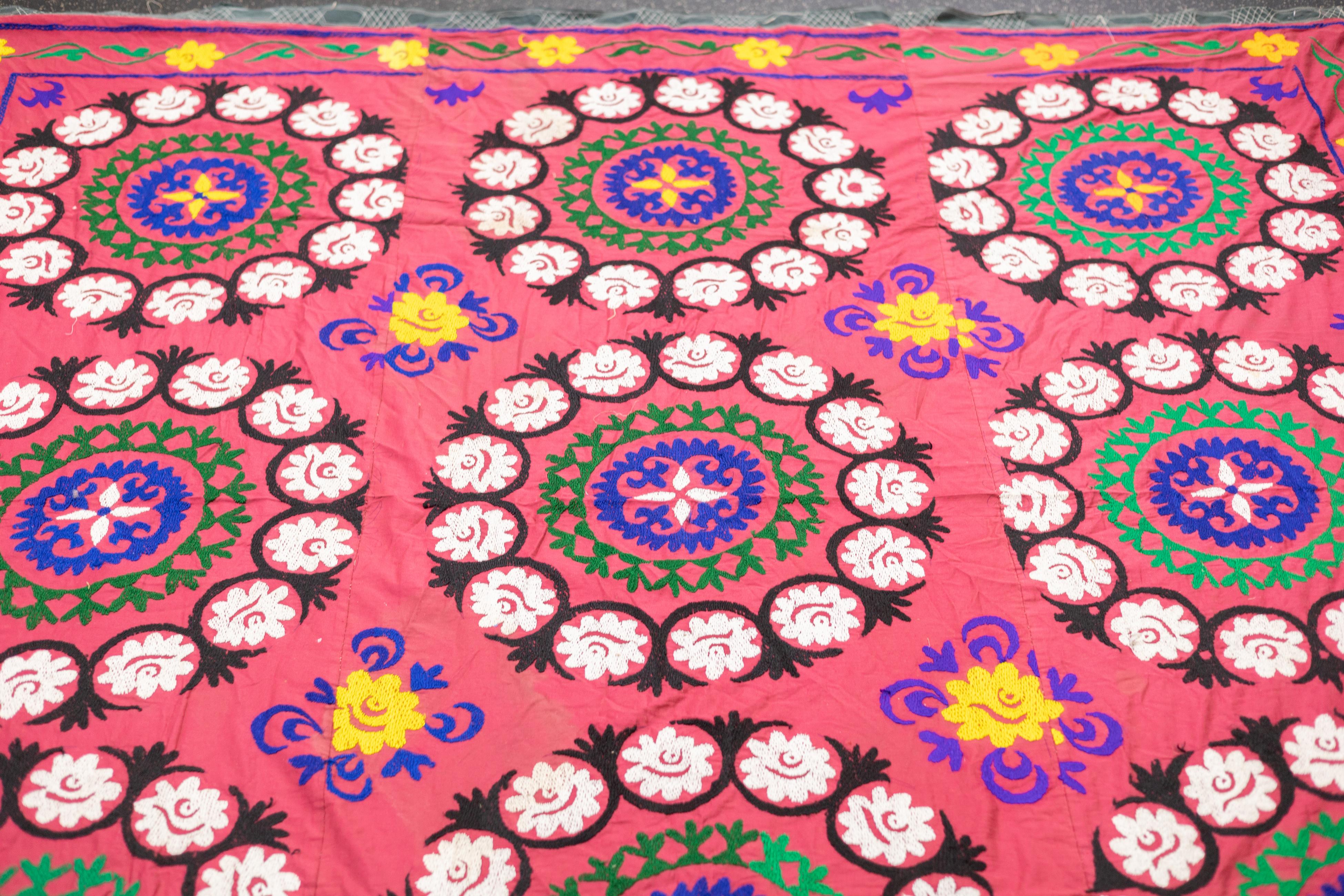 Fina Alfombra Vintage Uzbeka Suzani Textil Anudada a Mano 7'4'' x 7'7'' en venta 2