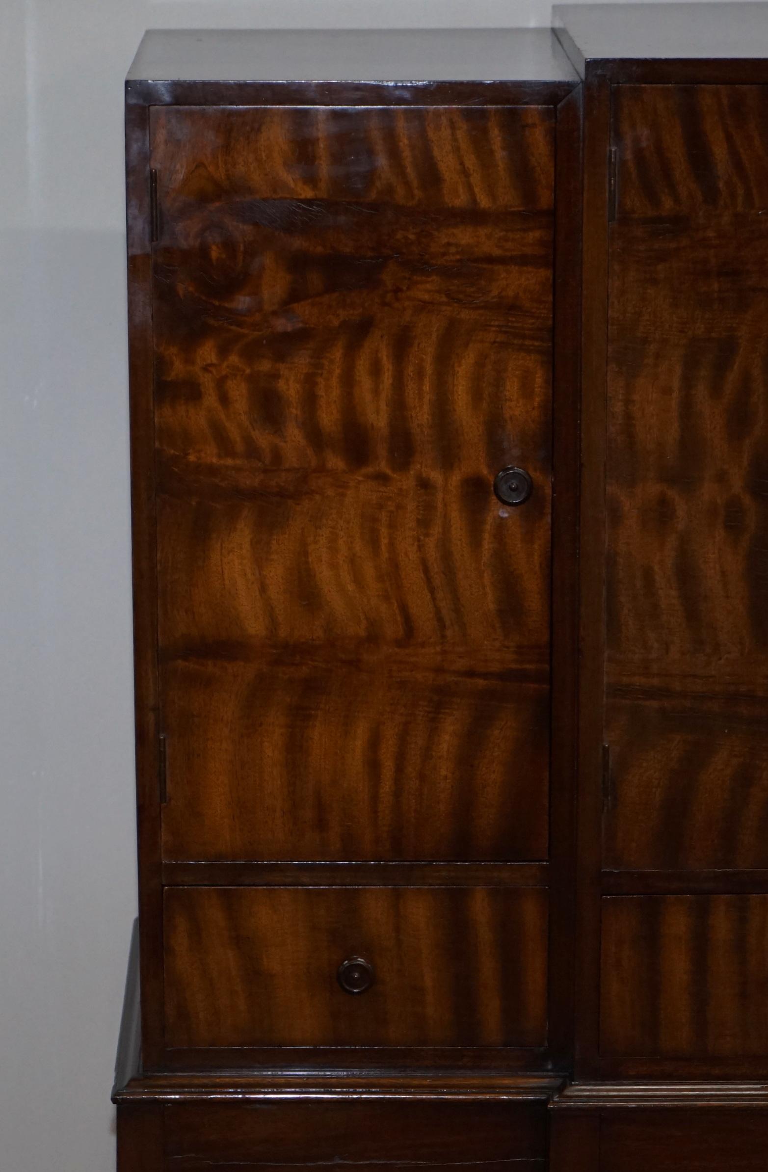 Legno massiccio Elegante mobile vintage di Waring & Gillows Ltd in legno duro fiammato e completamente timbrato in vendita