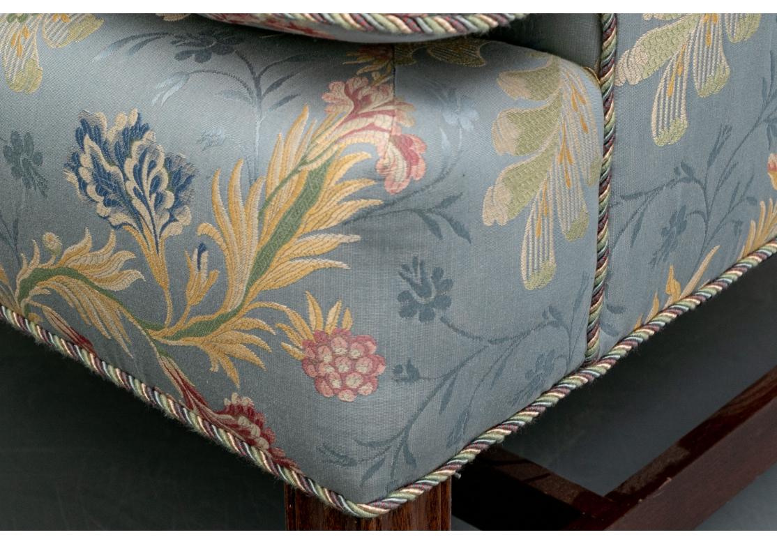 Fine Viviana Upholstered Wing Chair et Ottoman assorti Bon état - En vente à Bridgeport, CT
