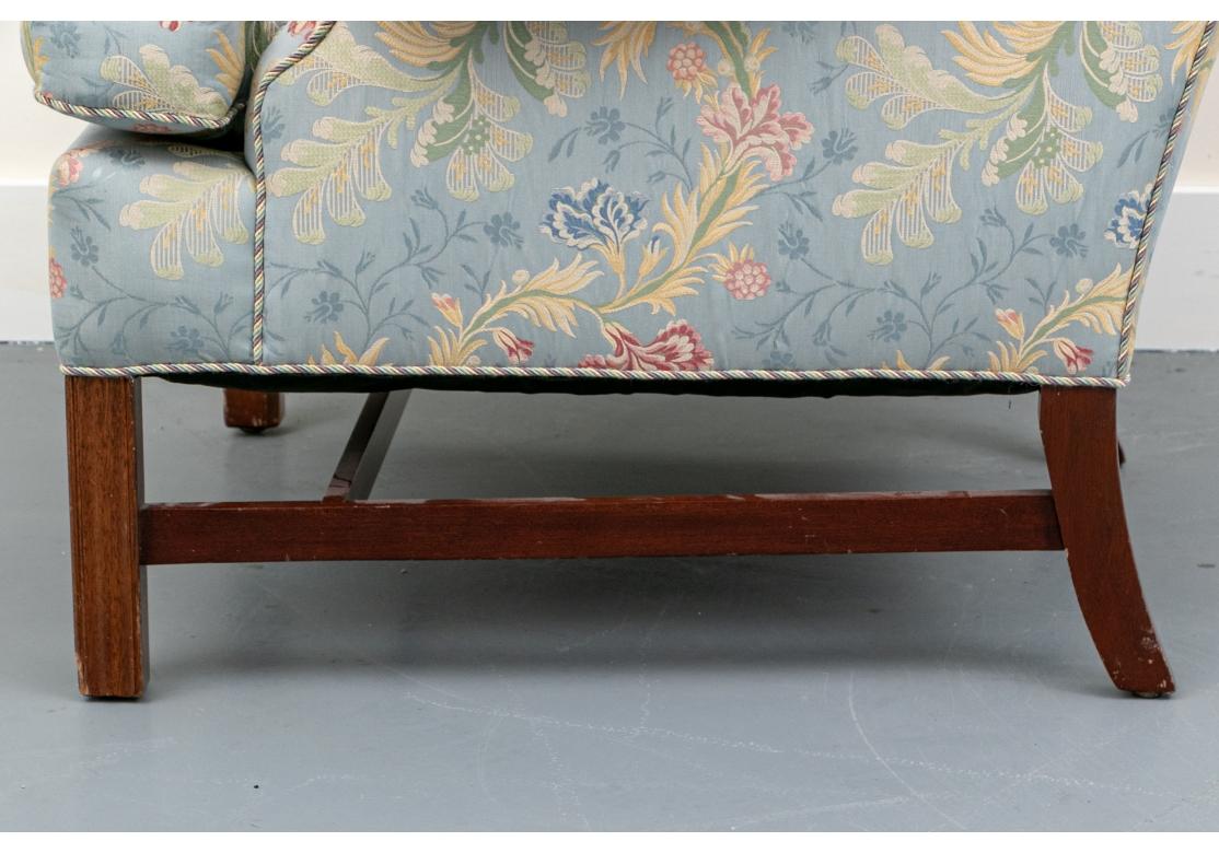 Fine Viviana Upholstered Wing Chair et Ottoman assorti en vente 1