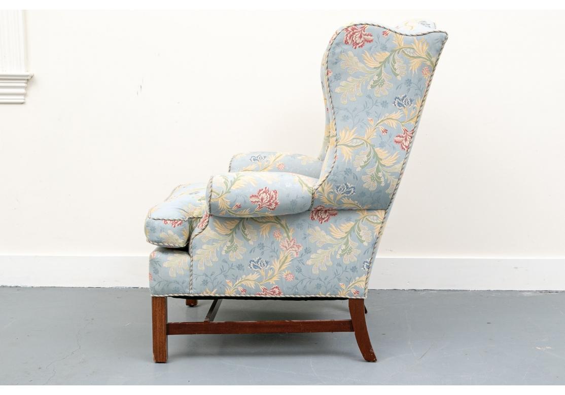 Fine Viviana Upholstered Wing Chair et Ottoman assorti en vente 2