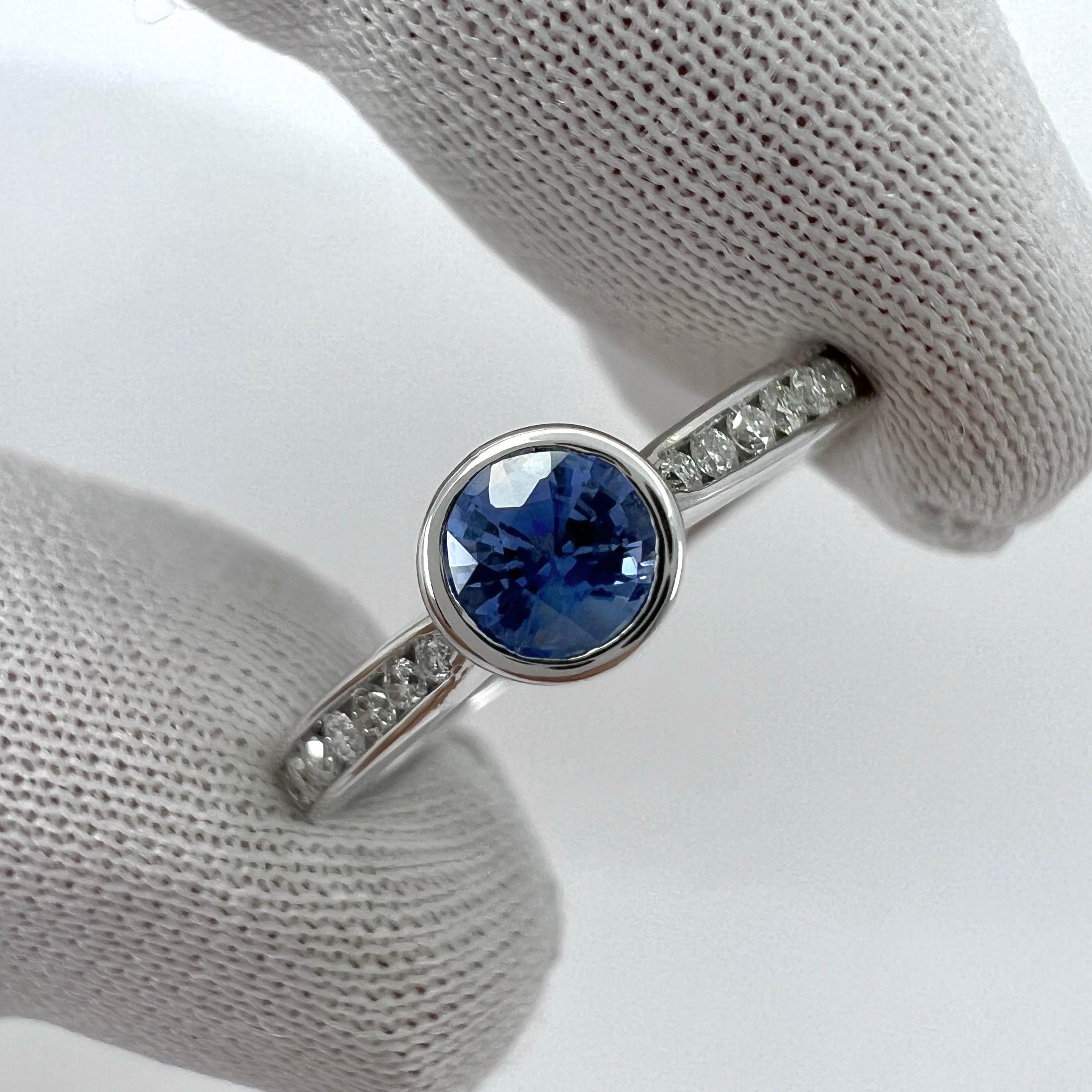 Fine Vivid Blue Round Cut Ceylon Sapphire Diamond White Gold Bezel Rubover Ring In New Condition For Sale In Birmingham, GB