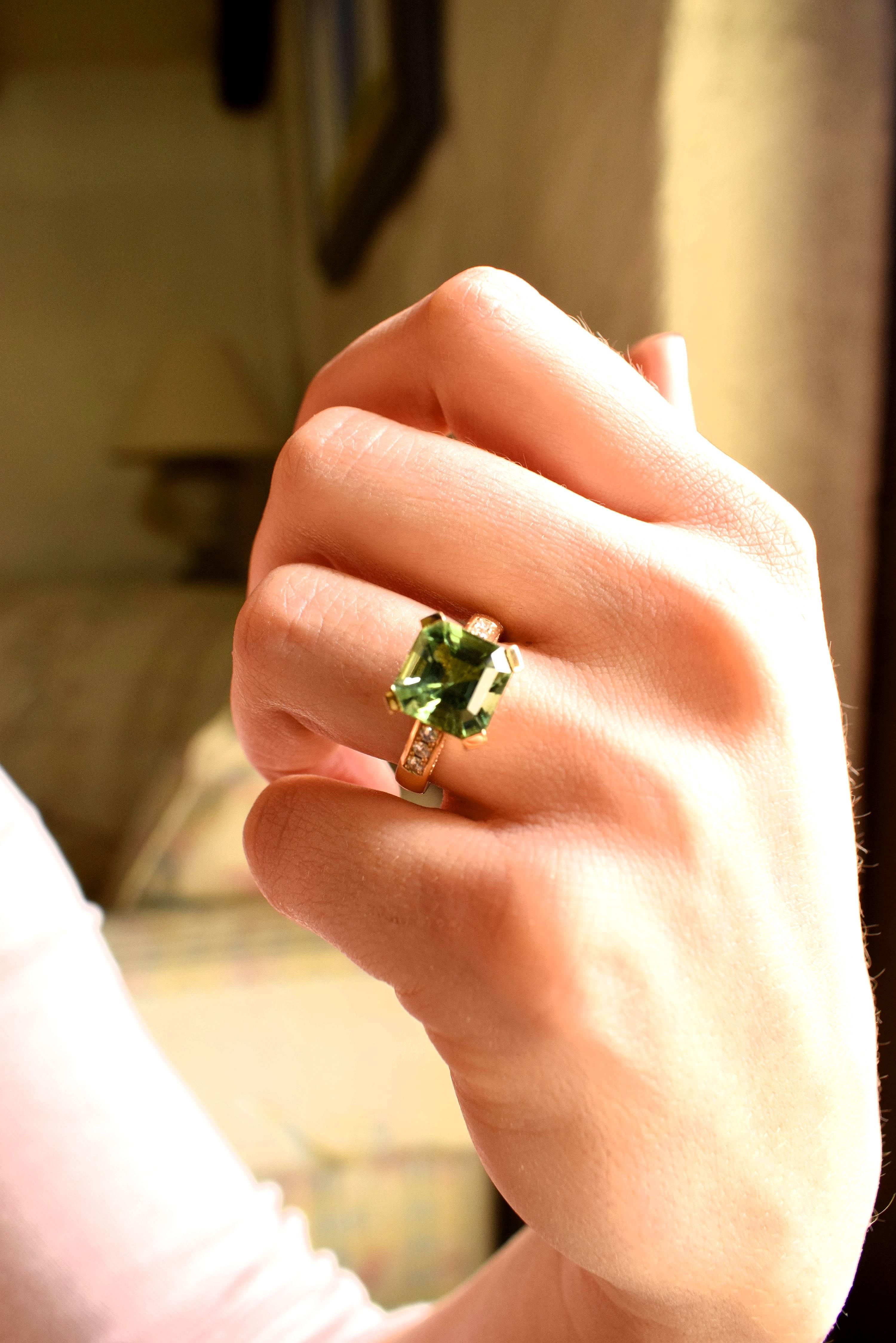 Thomas Leyser ist bekannt für seine zeitgenössischen Schmuckentwürfe mit edlen Farbedelsteinen und Diamanten. 

Dieser Ring aus 18 Karat Roségold ist mit 1x feinem, lebhaftem Turmalin (facettiert, Smaragdschliff, 10 mm, 4,39ct) + Diamanten im