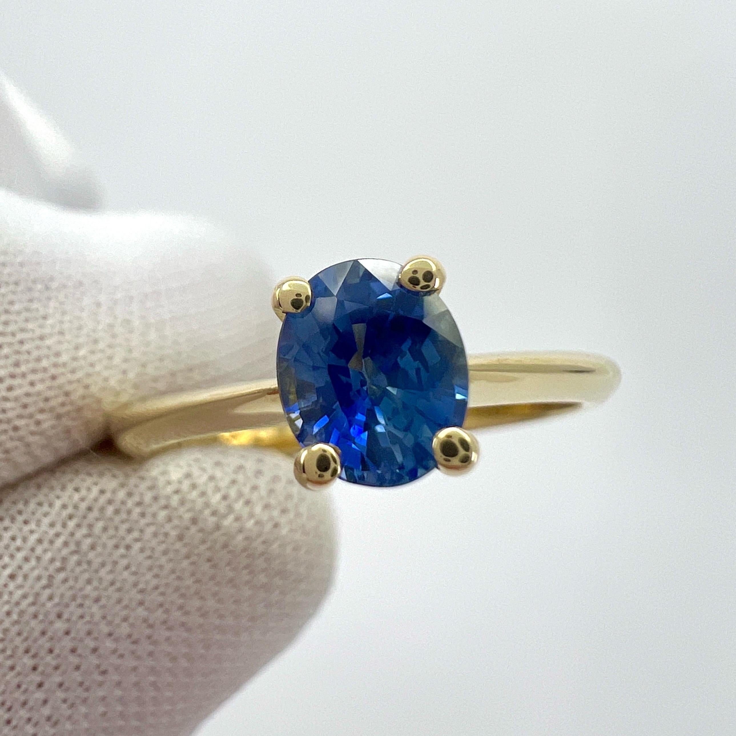 Fine Vivid Cornflower Blue Ceylon Sapphire Oval Cut 18k Yellow Solitaire Ring en vente 6