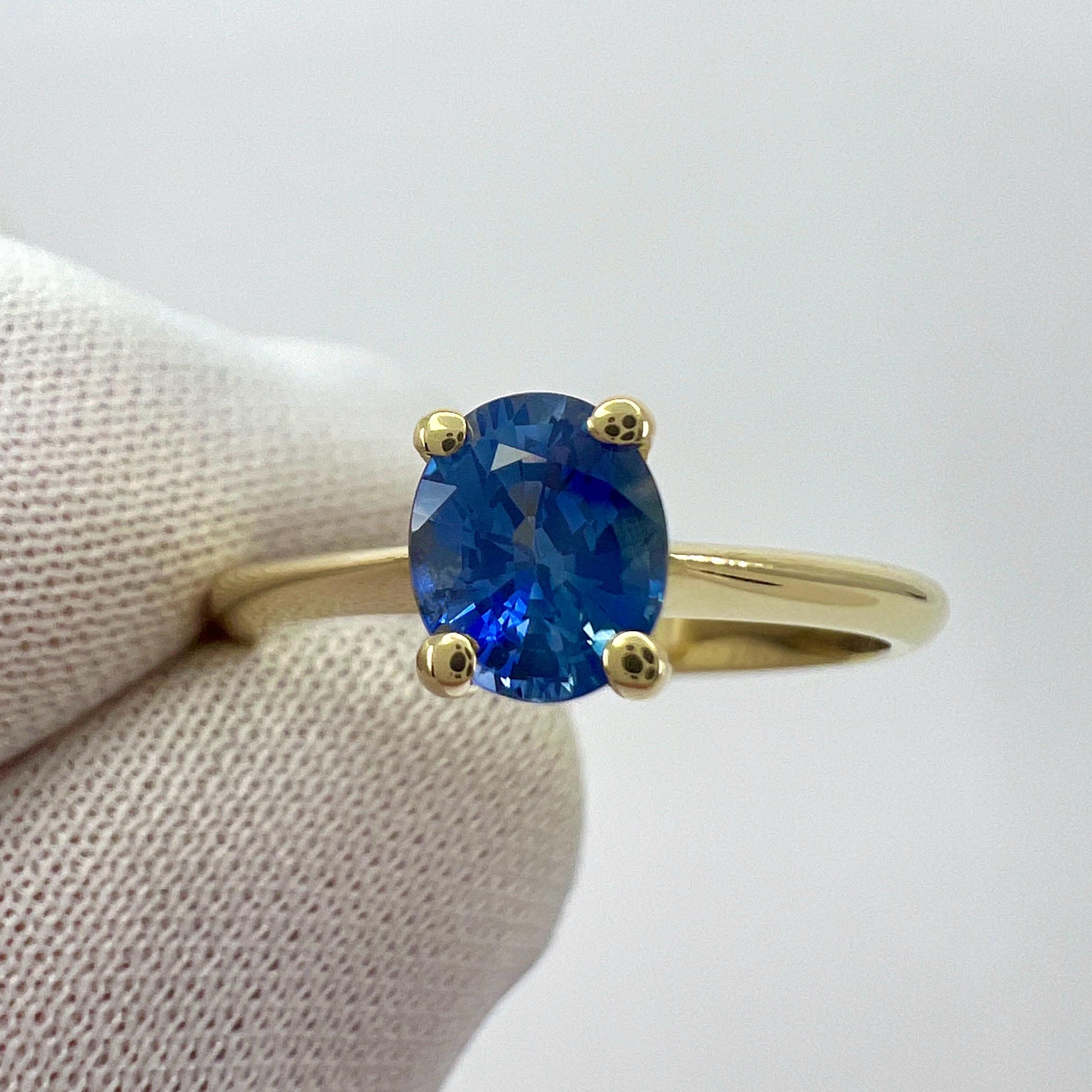Bague solitaire en or jaune 18 carats de Ceylan, bleu vif, coupe ovale.

Saphir naturel de 0,88 carat d'une superbe couleur bleu bleuet et d'une excellente clarté. Pierre très propre. VVS.
Il présente également une excellente taille ovale qui montre