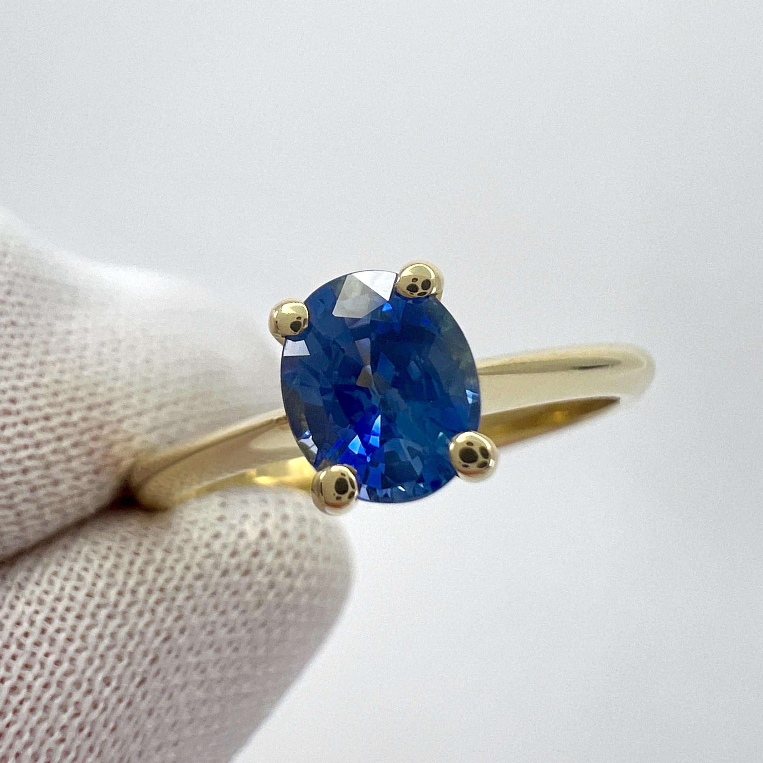 Fine Vivid Cornflower Blue Ceylon Sapphire Oval Cut 18k Yellow Solitaire Ring Neuf - En vente à Birmingham, GB