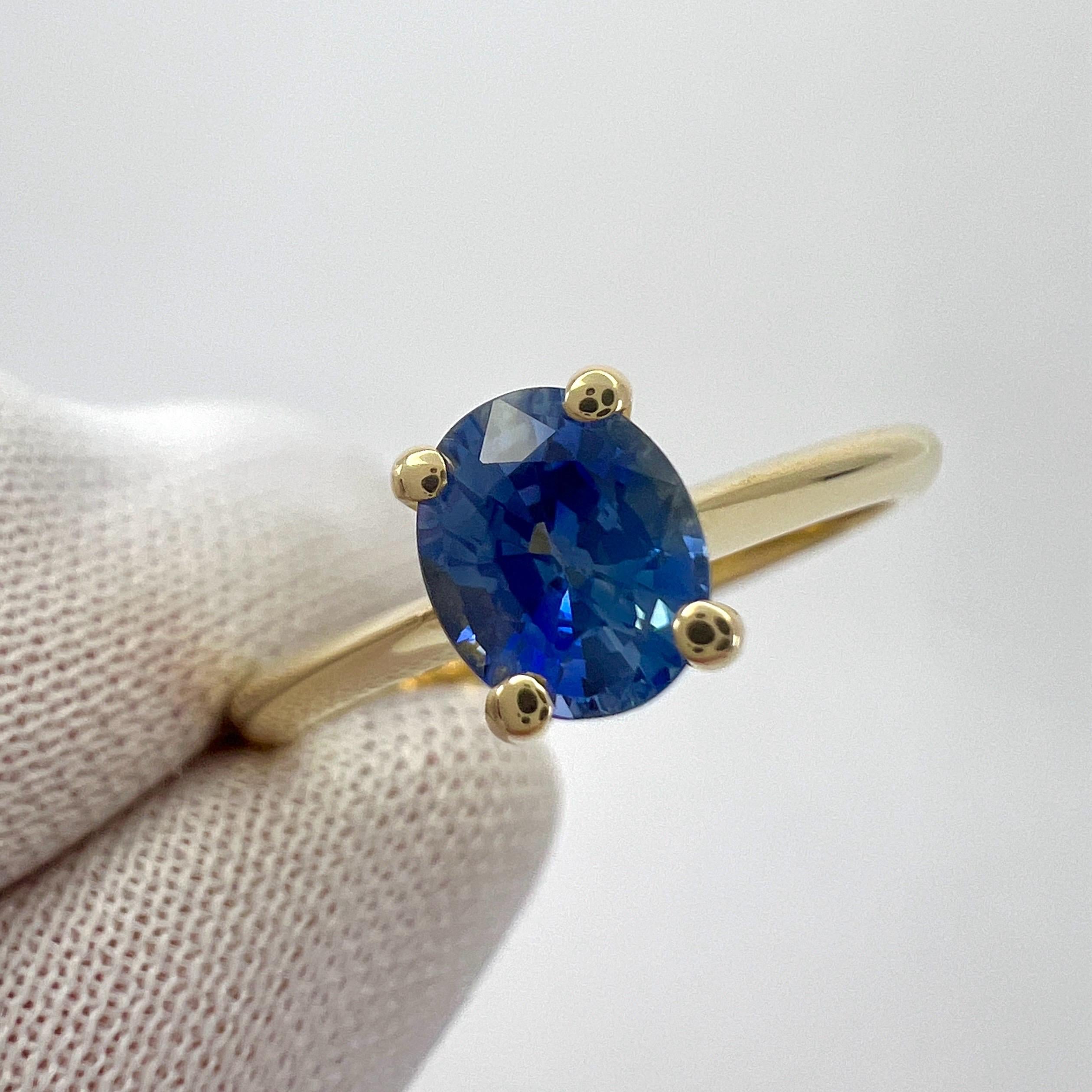 Fine Vivid Cornflower Blue Ceylon Sapphire Oval Cut 18k Yellow Solitaire Ring Pour femmes en vente