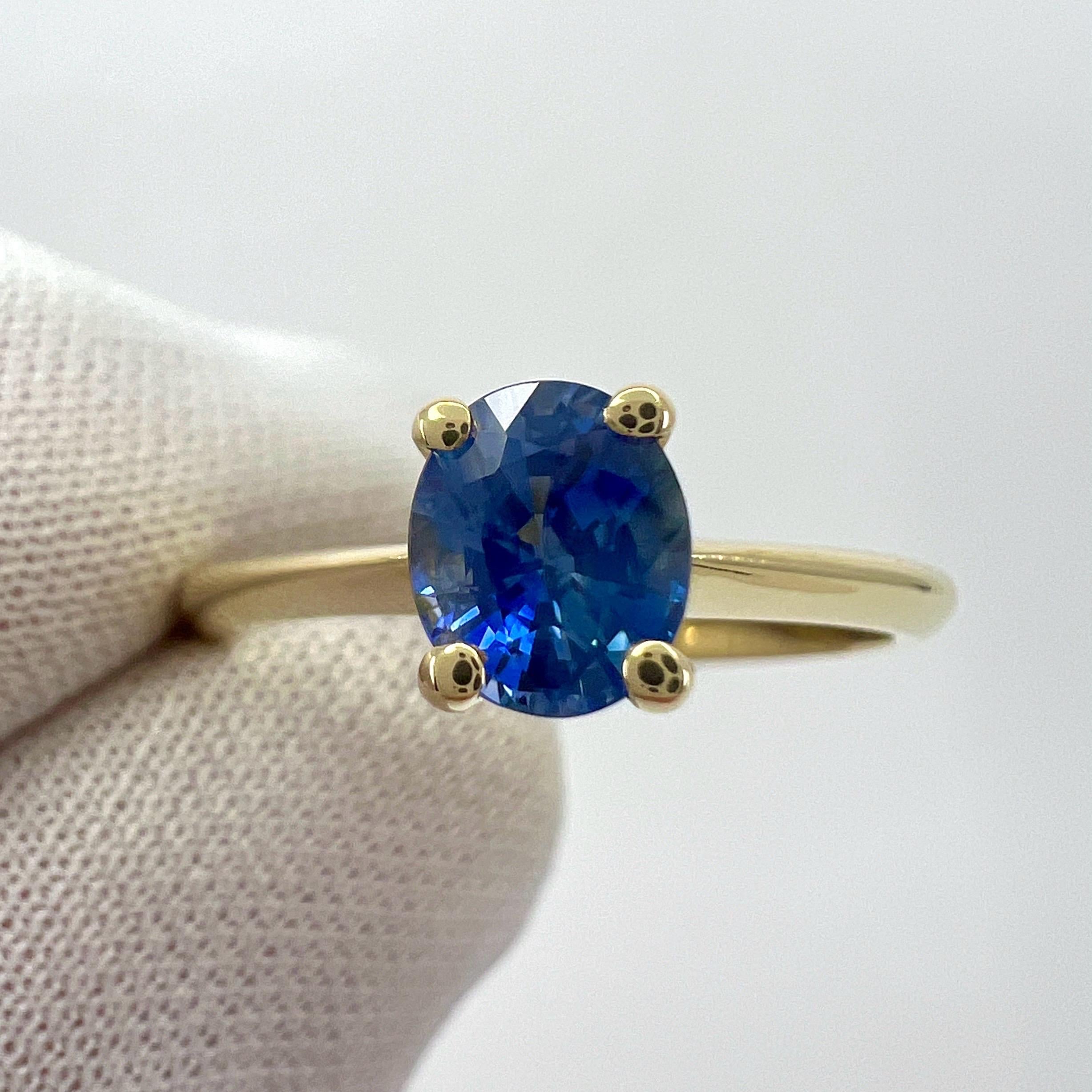 Fine Vivid Cornflower Blue Ceylon Sapphire Oval Cut 18k Yellow Solitaire Ring en vente 1