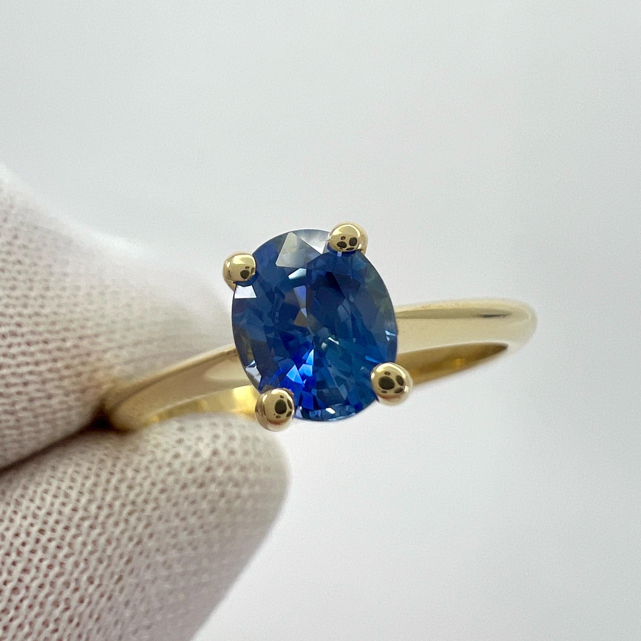 Fine Vivid Cornflower Blue Ceylon Sapphire Oval Cut 18k Yellow Solitaire Ring en vente 3