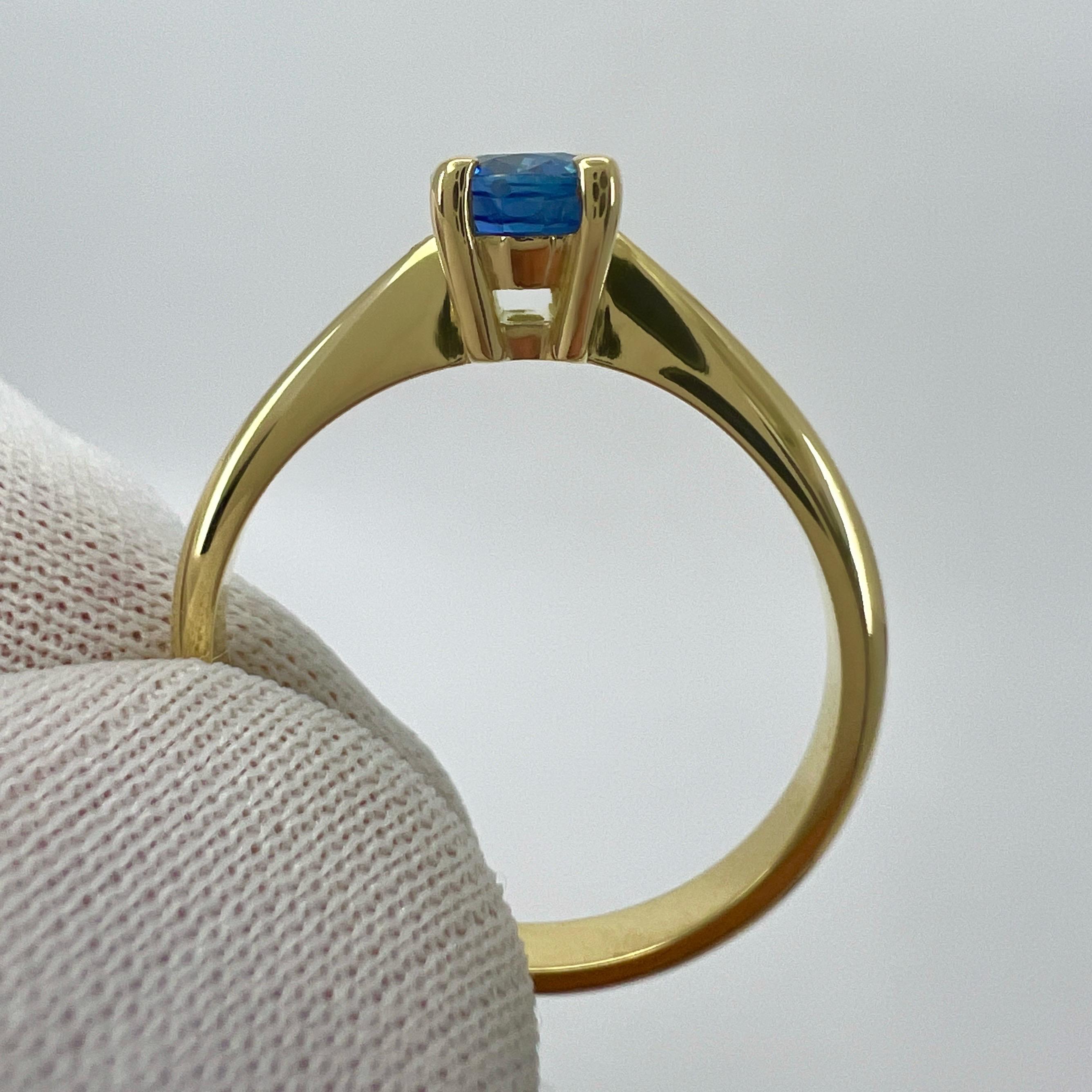 Fine Vivid Cornflower Blue Ceylon Sapphire Oval Cut 18k Yellow Solitaire Ring en vente 4