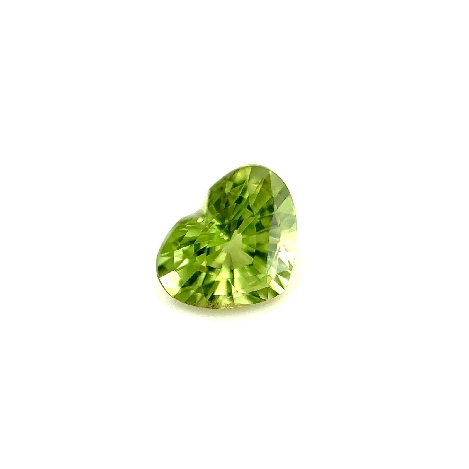 Saphir fin de couleur vert vif 0,79ct pierre précieuse en vrac taille cœur 6x4,8mm VVS

Saphir vert naturel taillé en cœur. 
0.79 Carat avec une belle et unique couleur verte. Très rare et stupéfiant à voir. Elle a une très bonne clarté, une pierre