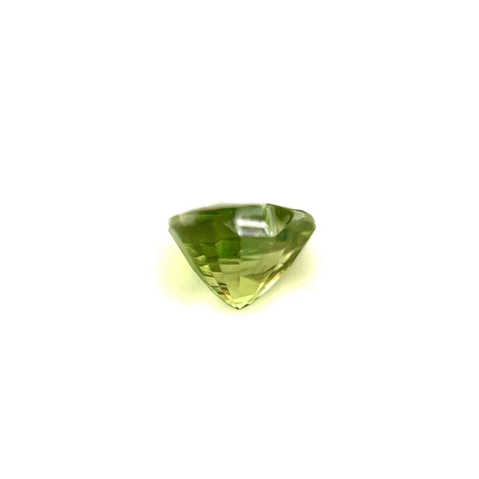 Taille cœur Fine pierre précieuse non sertie en forme de cœur, saphir de couleur vert vif 0,79 carat, 6 x 4,8 mm VVS en vente