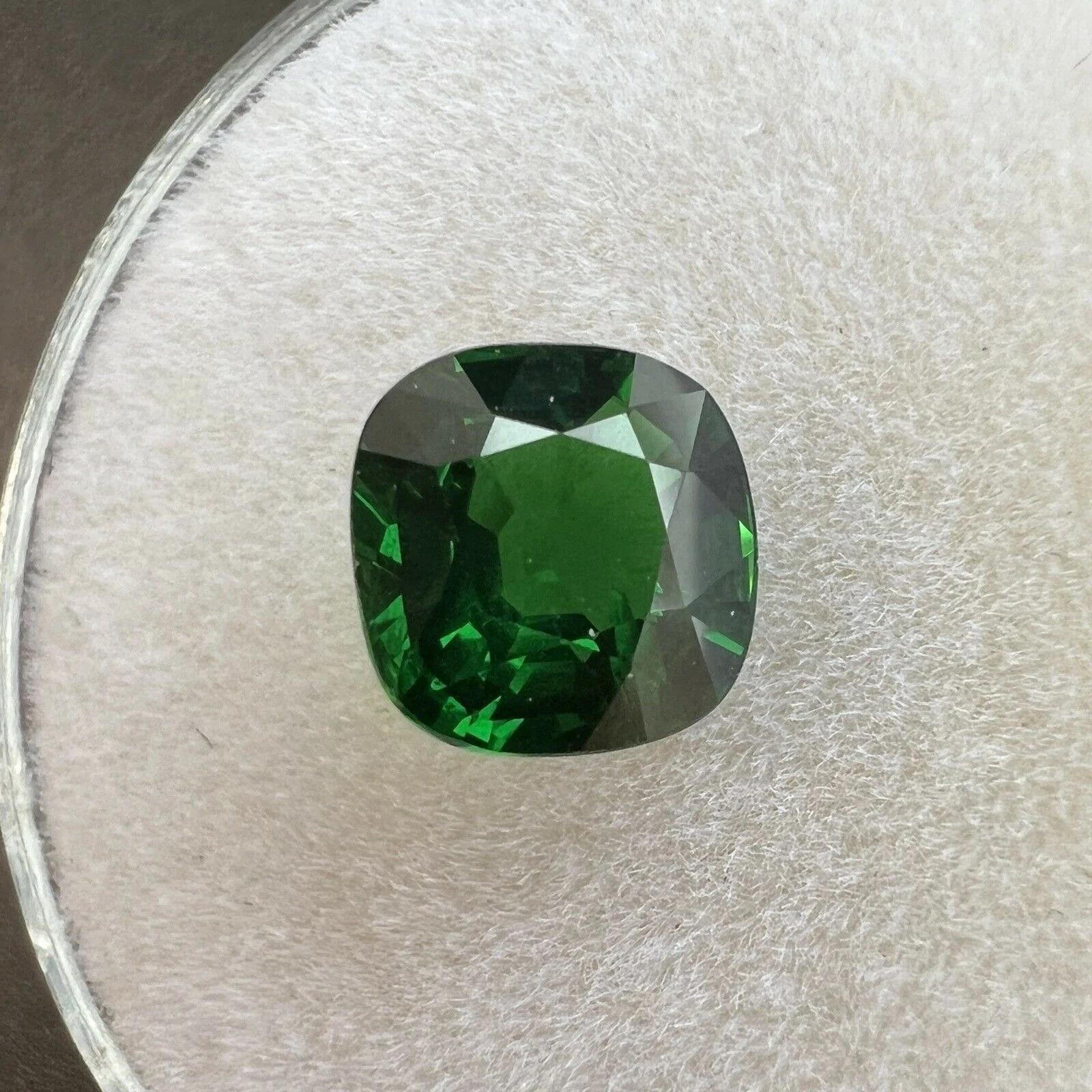 Loser Edelstein im Kissenschliff, lebhaft grüner Tsavorit Granat 1,18 Karat GRA zertifiziert im Zustand „Neu“ in Birmingham, GB