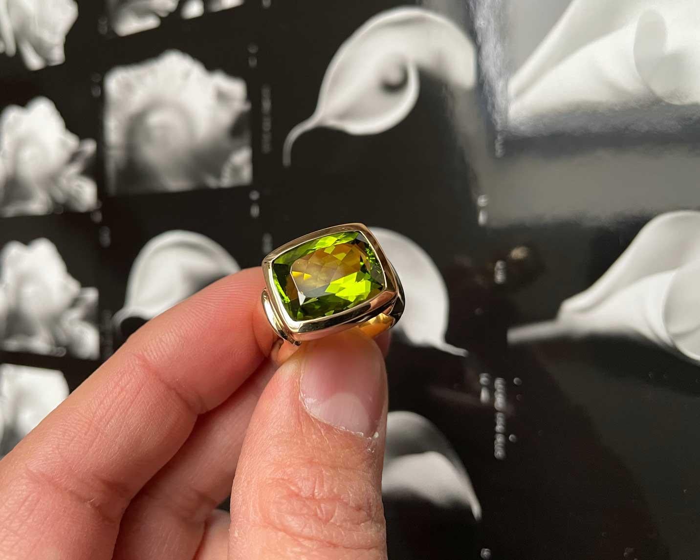 Contemporary LEYSER 18K Rose Gold Peridot Ring For Sale
