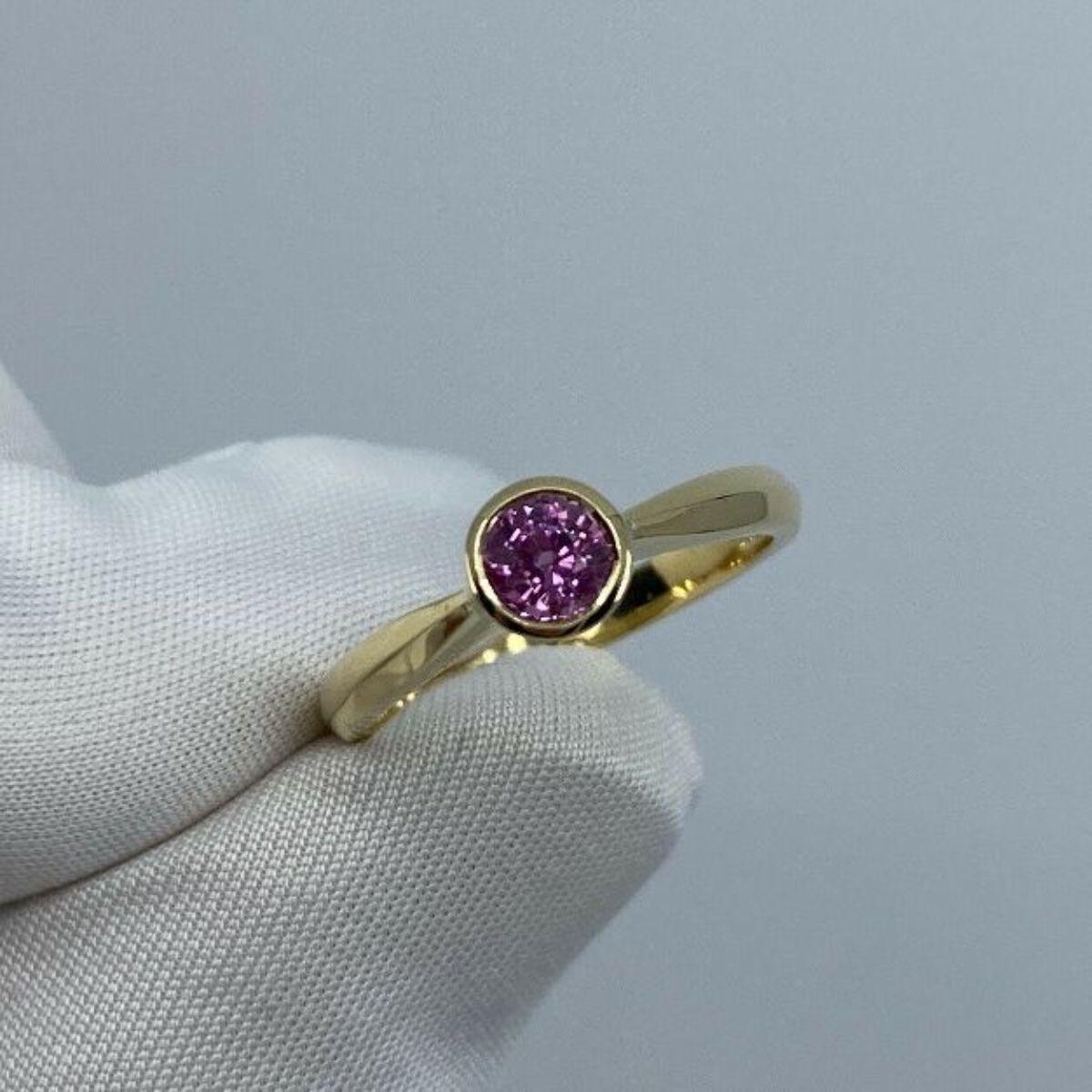 Fine Vivid Pink Sapphire Round Cut 18K Yellow Gold Solitaire Rubover Bezel Ring In New Condition For Sale In Birmingham, GB
