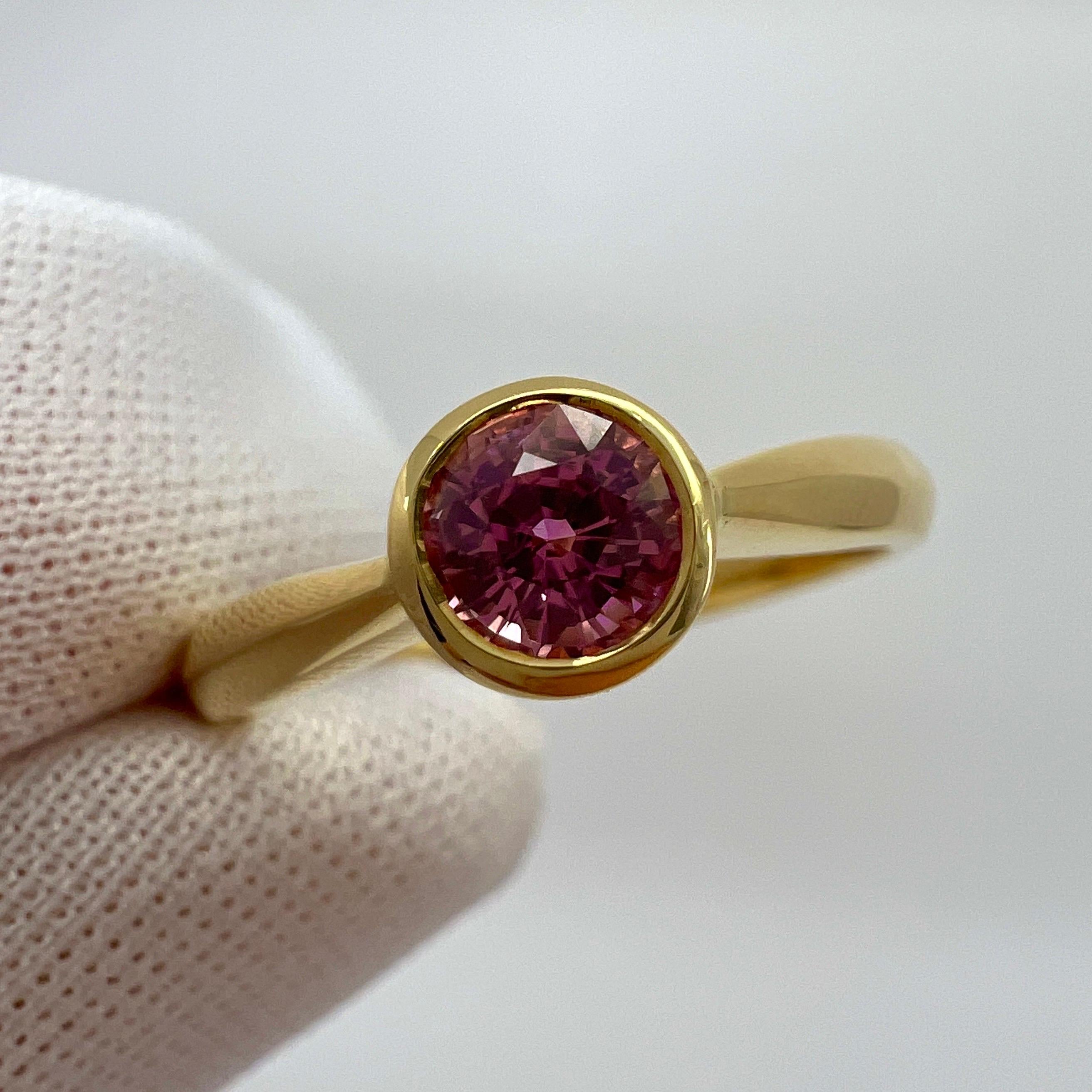 Fine Vivid Pink Sapphire Round Cut 18k Yellow Gold Solitaire Rubover Bezel Ring In New Condition For Sale In Birmingham, GB