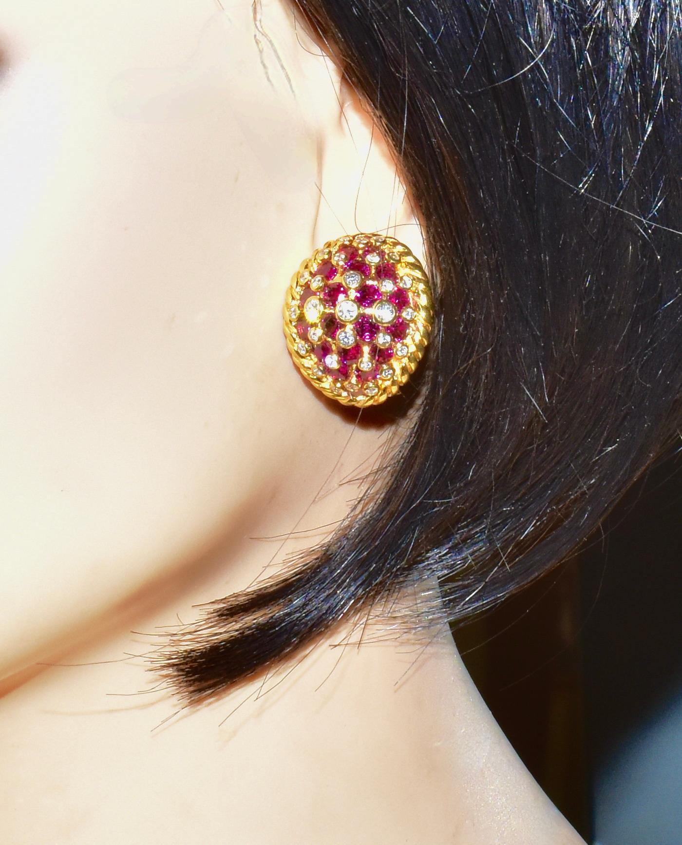 18K, Diamant und Rubin Vintage-Ohrringe. Diese Ohrringe aus 18 Karat Gelbgold sind mit Diamanten und Rubinen besetzt. Sie haben ein Gewicht von 22,6 Gramm, besitzen 58 Diamanten mit einem geschätzten Gewicht von 1,90 ct. Diese Diamanten sind alle in