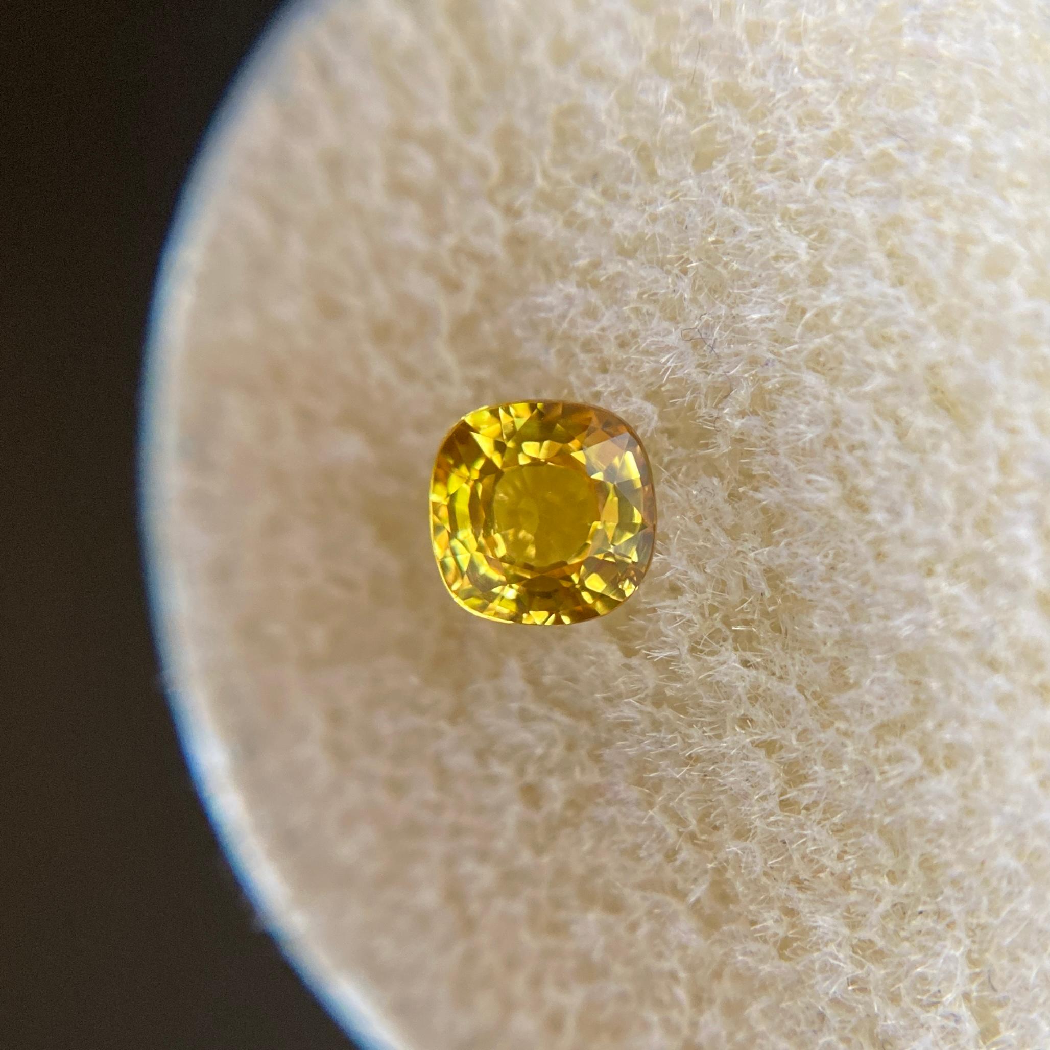 Fine Natural Australian Yellow Sapphire Edelstein. 

0.64 Karat mit einer schönen lebhaften gelben Farbe und einem ausgezeichneten quadratischen Kissenschliff. Auch hat ausgezeichnete Klarheit:: sehr sauber Stein. 

Völlig unbehandelt und