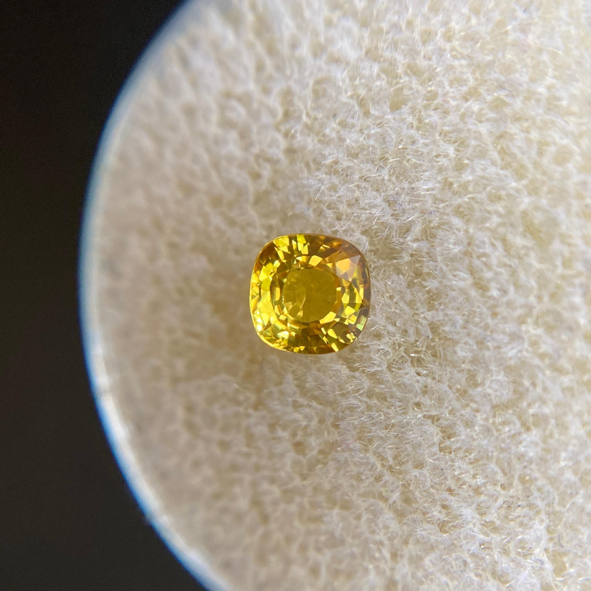 Feiner lebhaft gelber unbehandelter australischer Saphir 0::64ct Quadratischer Kissenschliff im Zustand „Neu“ in Birmingham, GB